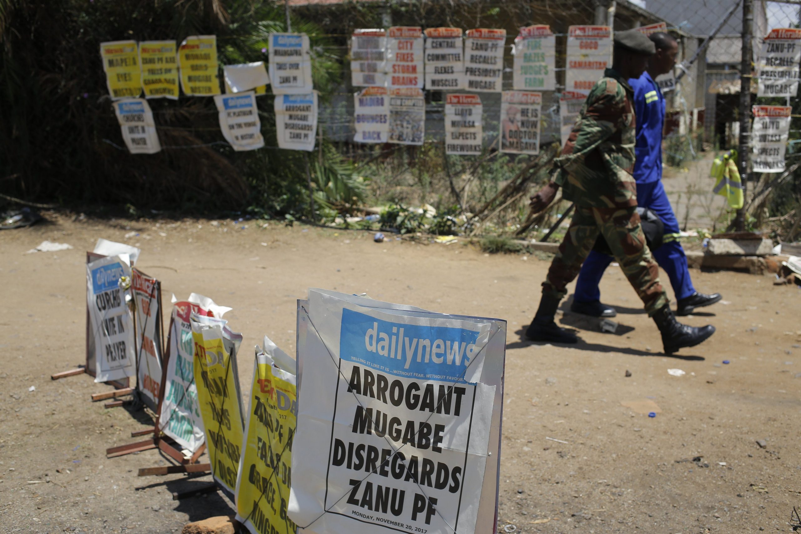 Partido no poder no Zimbabué avança com destituição de Mugabe no Parlamento