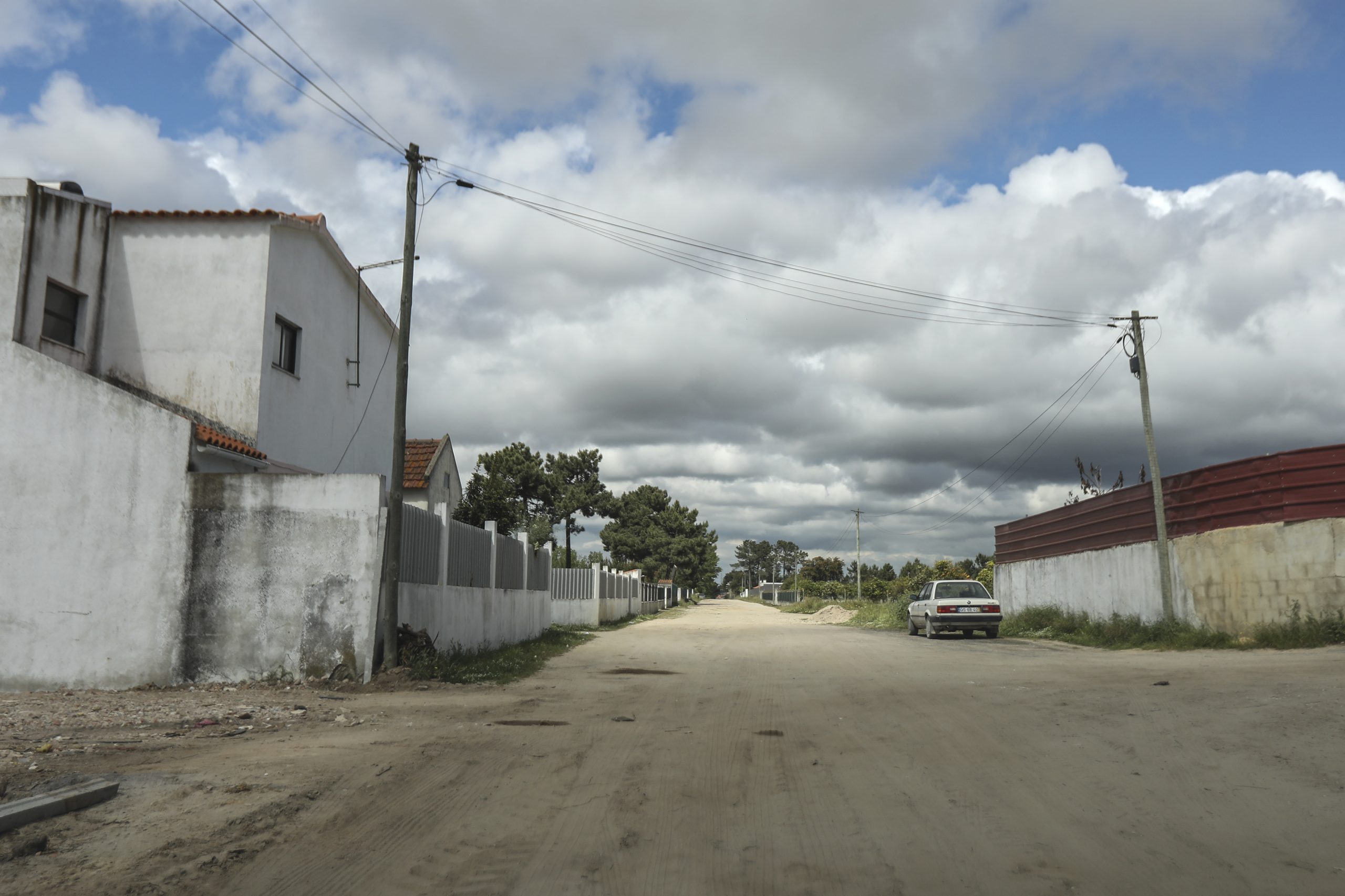 Fernão Ferro: Dezenas de famílias vivem na área de servidão militar. Marinha fala em “risco elevado”, moradores não querem sair