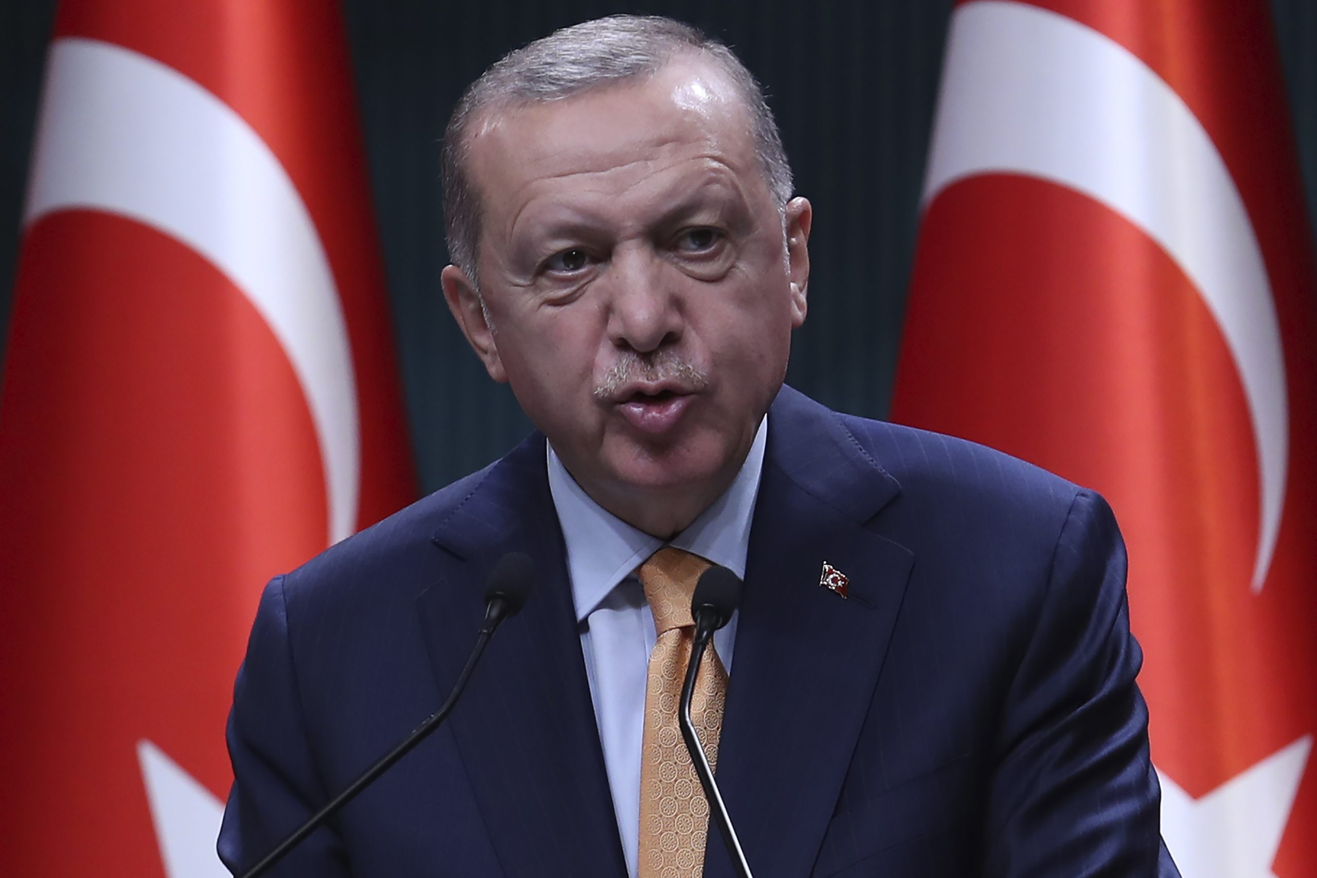 Erdogan diz a Merkel que Turquia quer abrir “nova página” na relação com Europa
