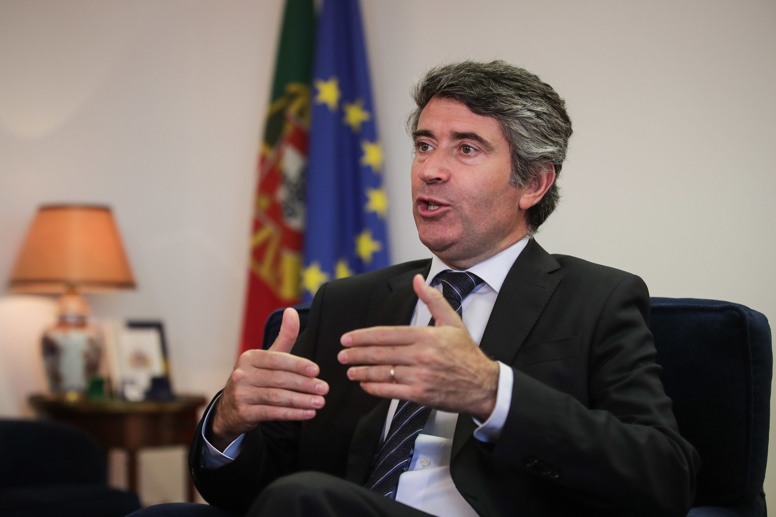 Como pretendem compensar a perda de receita, se a redução do IVA da eletricidade for aprovada? PS lança a pergunta aos candidatos à liderança do PSD