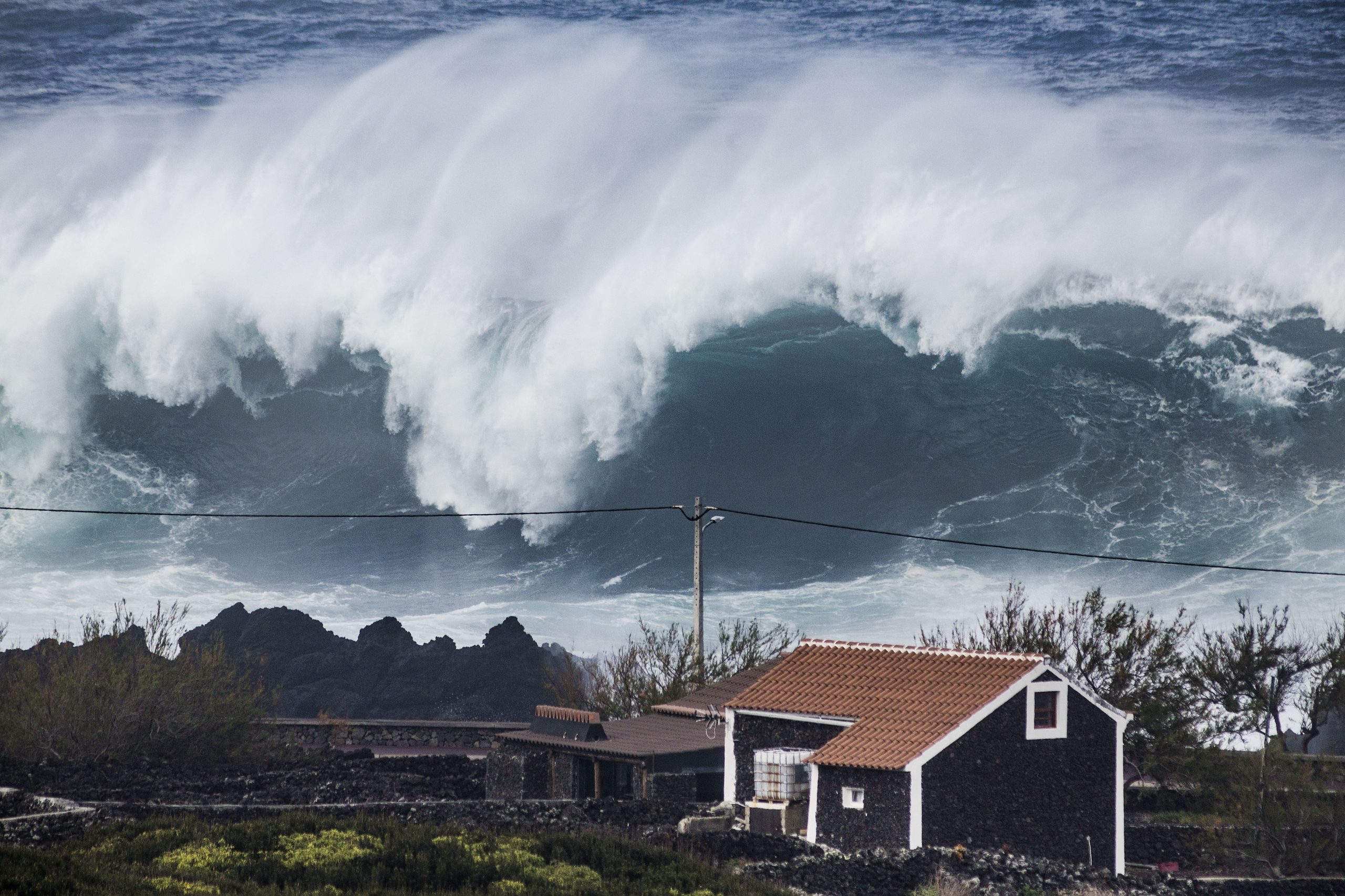 Autoridade marítima alerta para ondas que podem chegar aos oito metros nos Açores