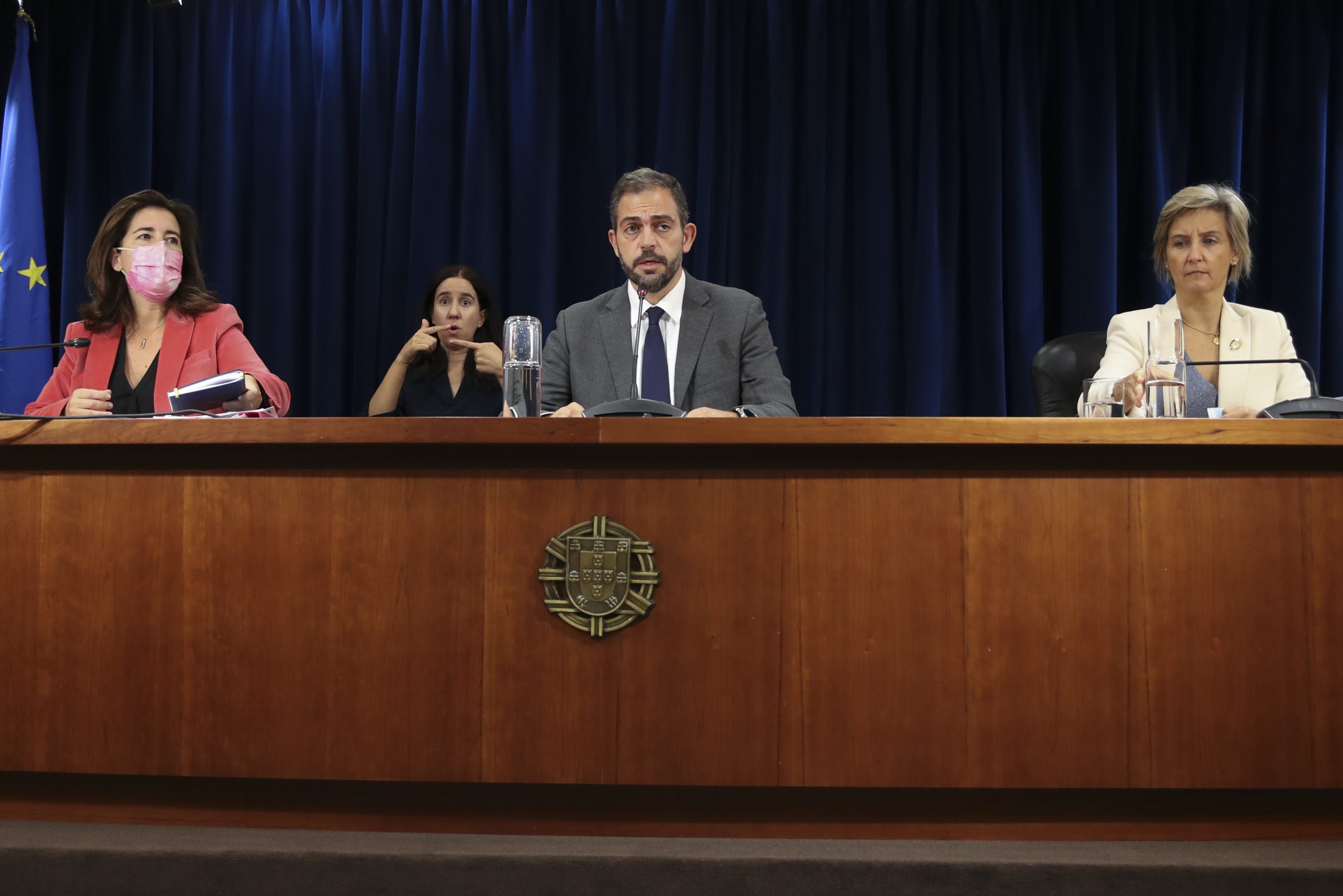 OE2022: Governo não se “revê” nas palavras de Catarina Martins e “lamenta” voto contra do BE