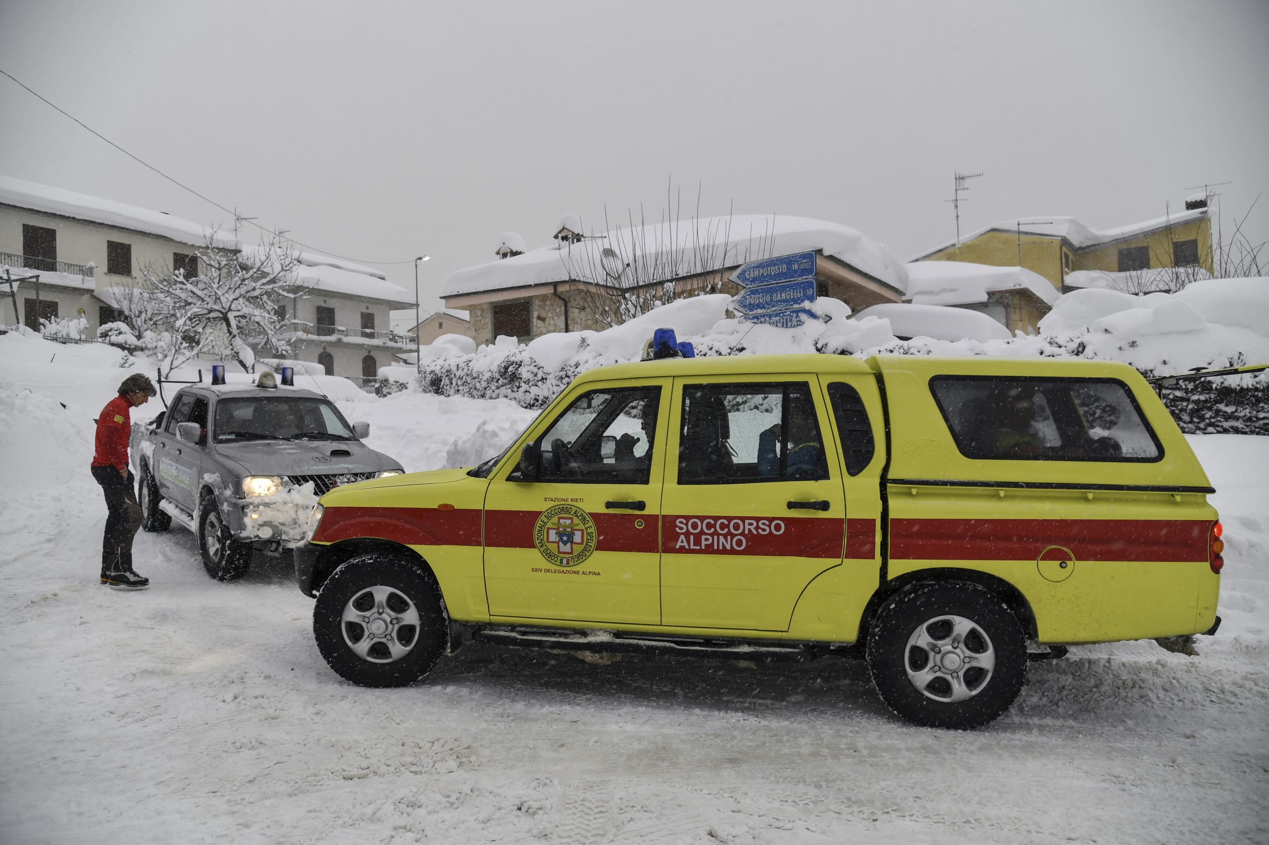No meio do terramoto e da neve, mãe e filho conseguiram salvar-se