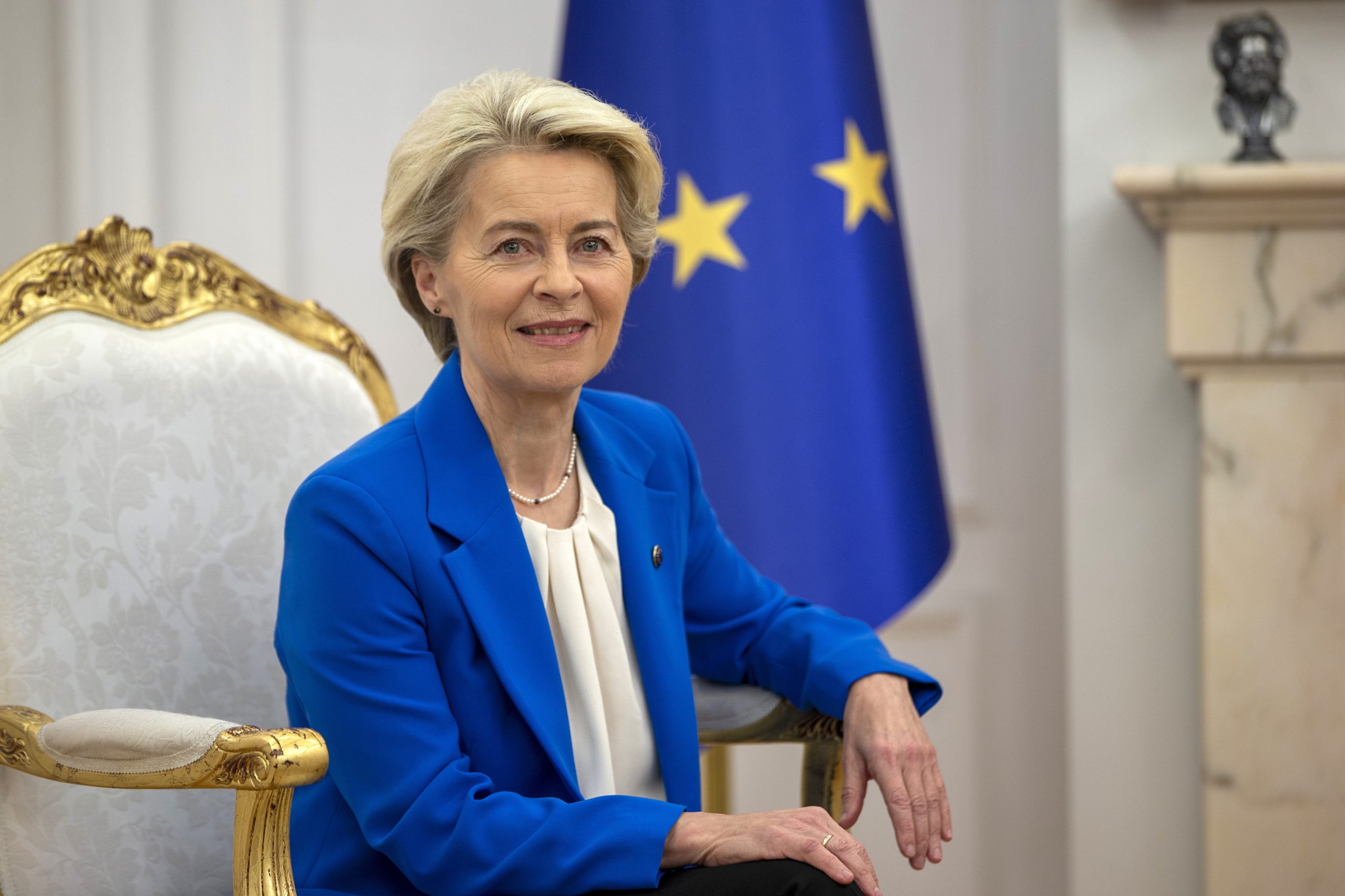 Ursula von der Leyen ajuda passageiro em emergência durante voo