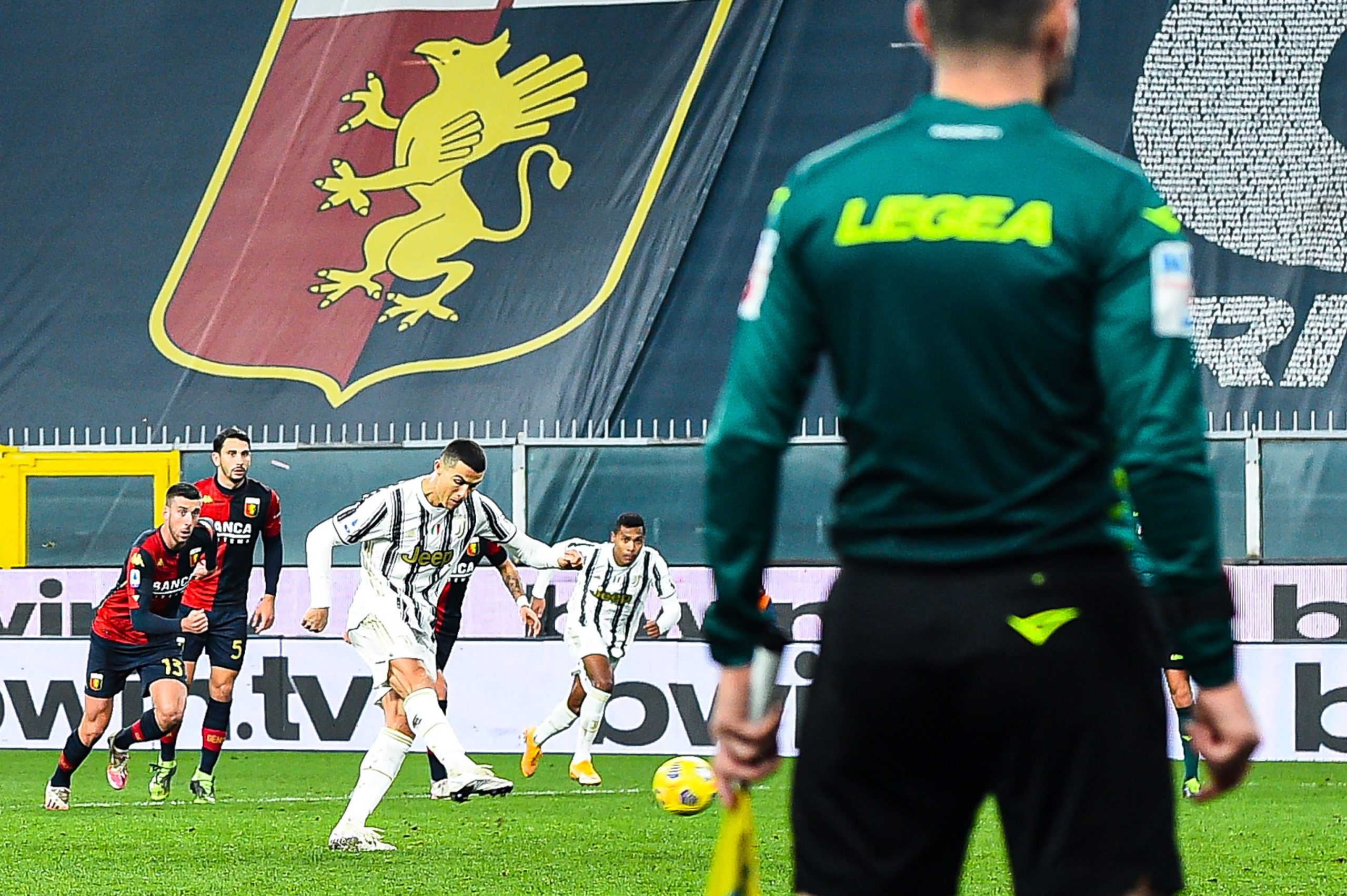 No 100.º jogo pela ‘Juve’, Cristiano Ronaldo ‘bisa’ de grande penalidade e decide encontro