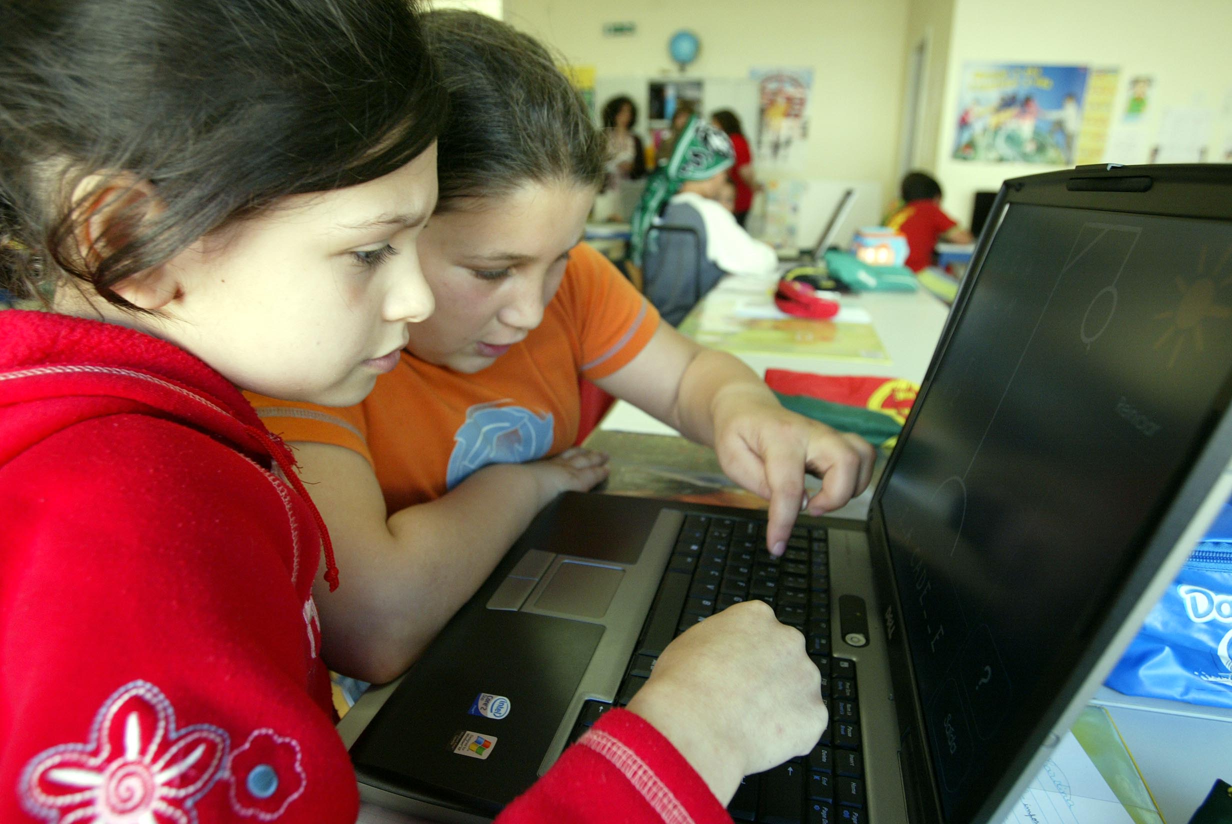 Escolas básicas do Porto vão receber 150 computadores para reforço da escola digital