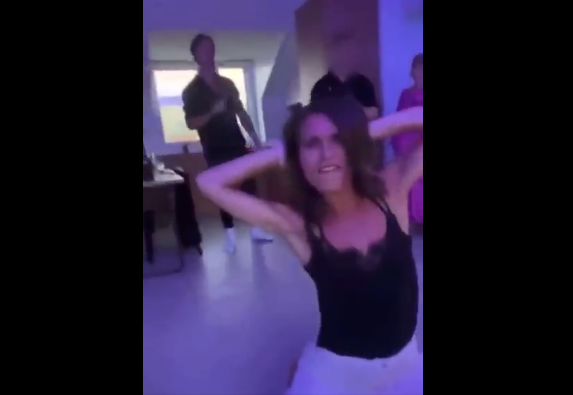 Vídeo de primeira-ministra e deputado a dançarem com celebridades causa polémica na Finlândia e obriga a reação da governante