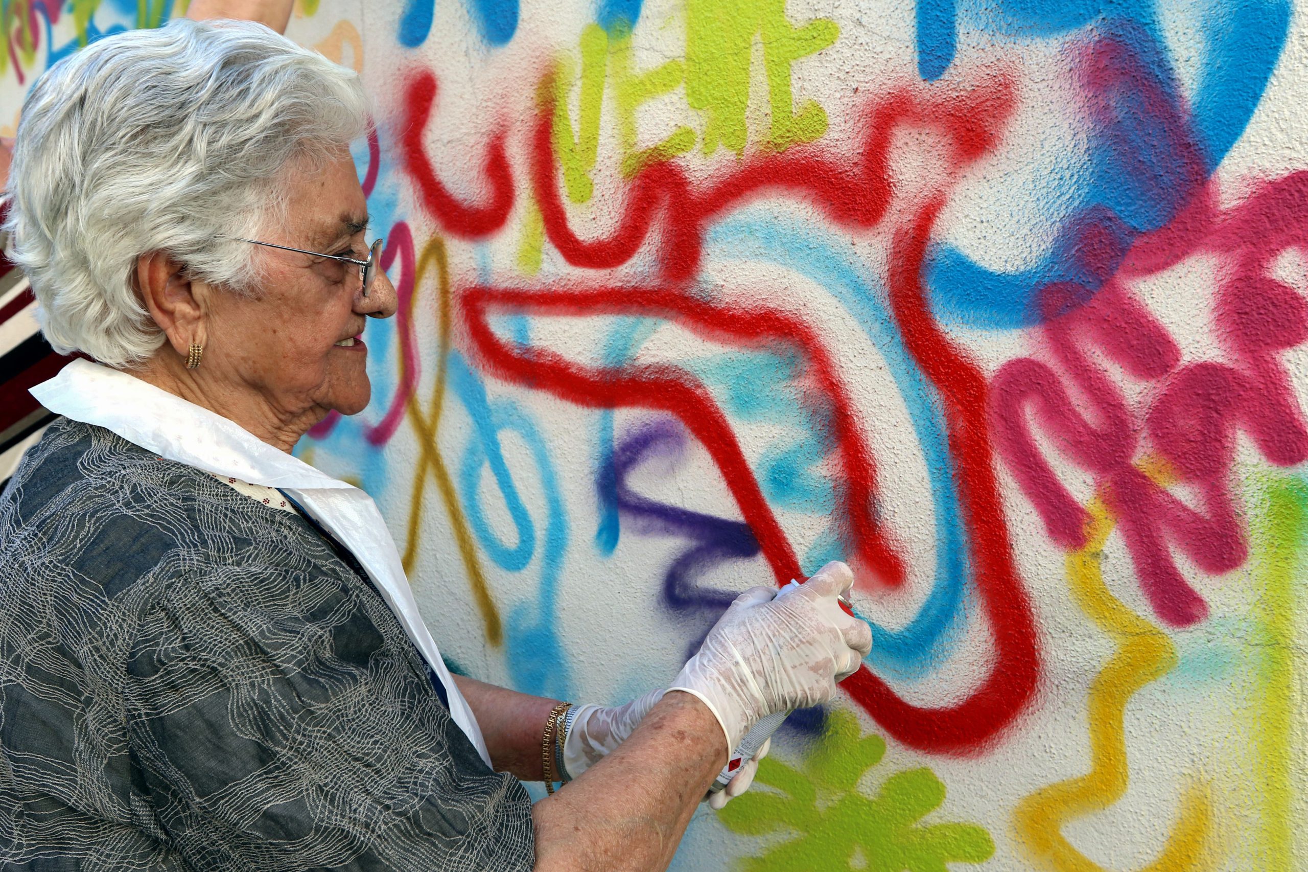 “As minhas pernas já não ajudam, mas está a ficar bem bonito”. “Graffiter’s” com mais de 60 anos dão nova vida a uma parede na Covilhã