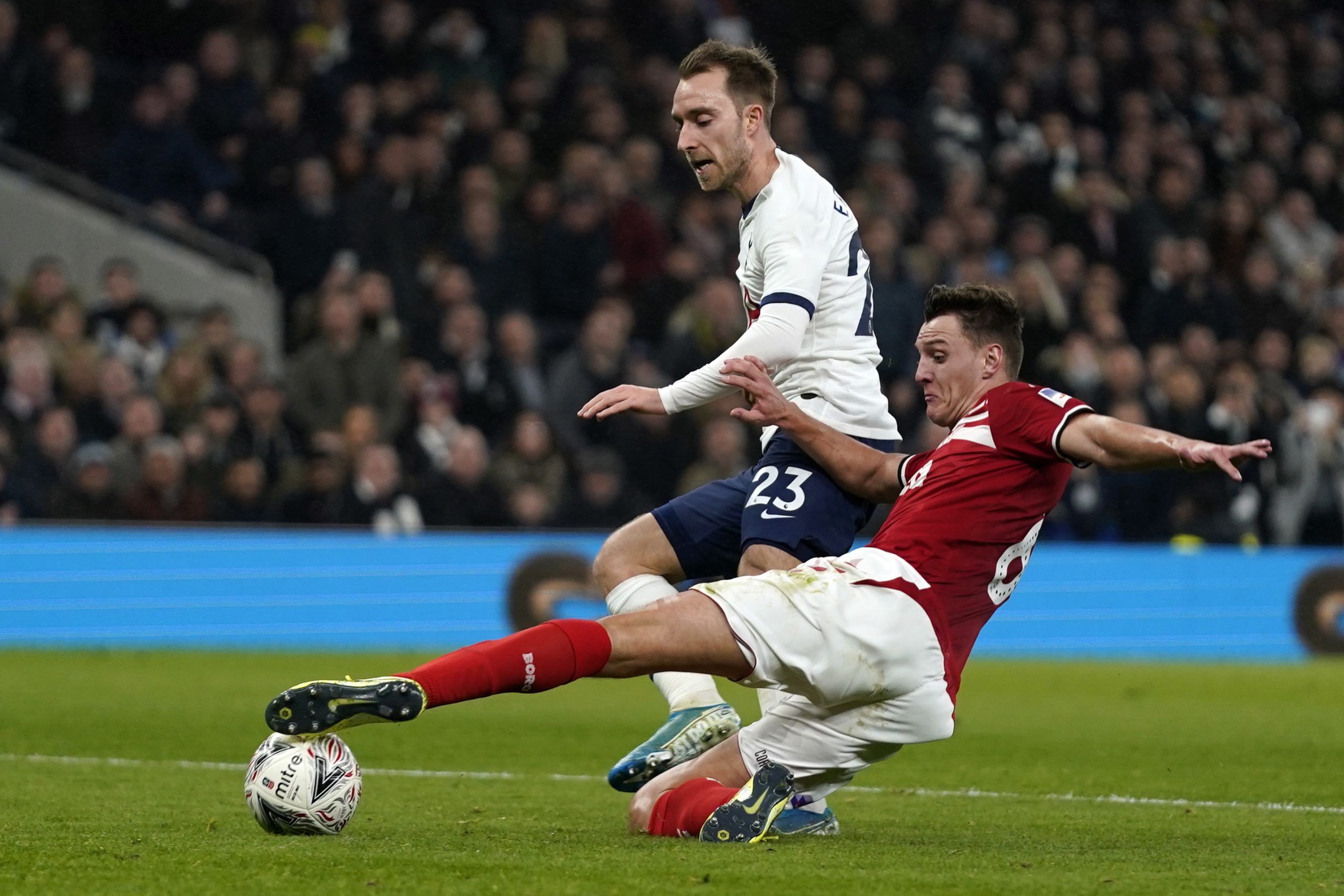 Argentinos colocam Tottenham de Mourinho nos 16 avos da Taça de Inglaterra