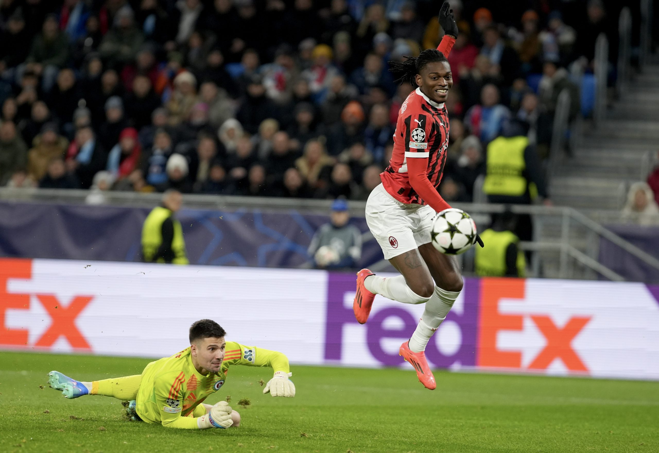 Champions League: AC Milan, de Paulo Fonseca, vence com golo de Rafael Leão