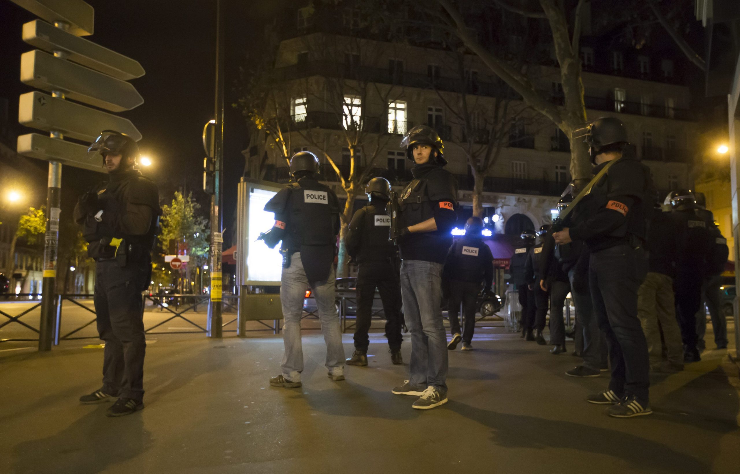 Protestos contra alegada violação policial voltam a resvalar em confrontos perto de Paris