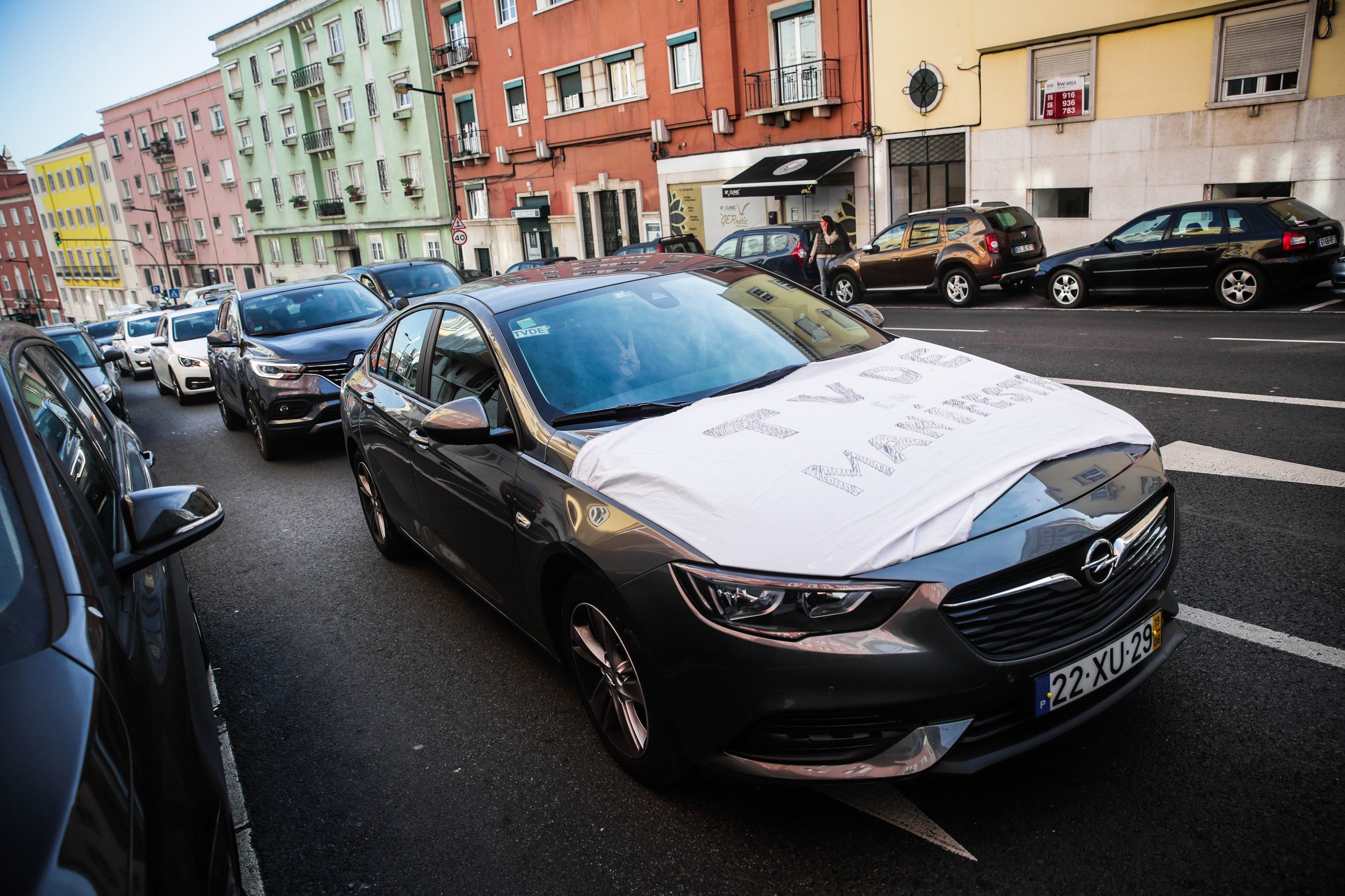 Centenas de carros da Uber buzinam em protesto em frente ao ‘green hub’ da empresa em Lisboa