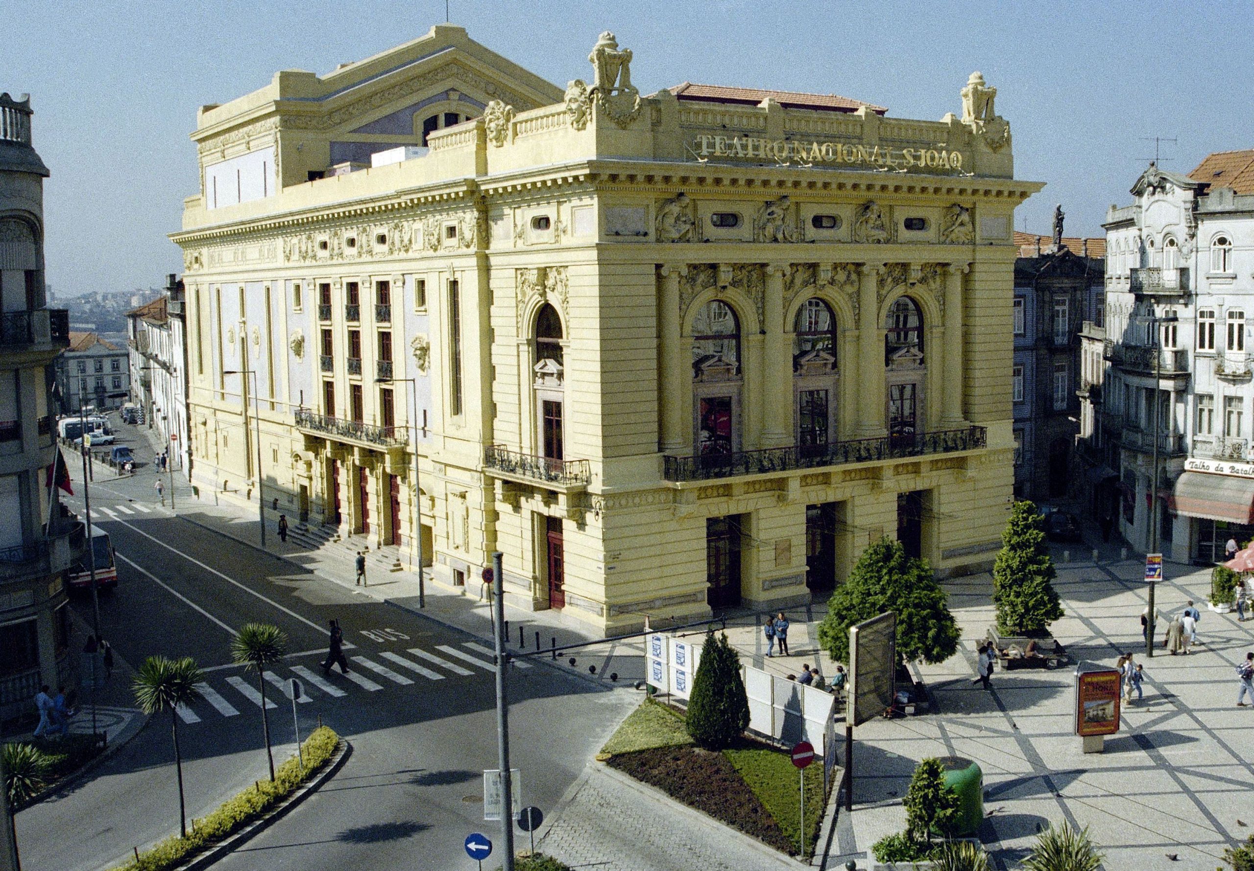 Teatro Nacional São João lança projeto de bolsas para artistas ucranianos