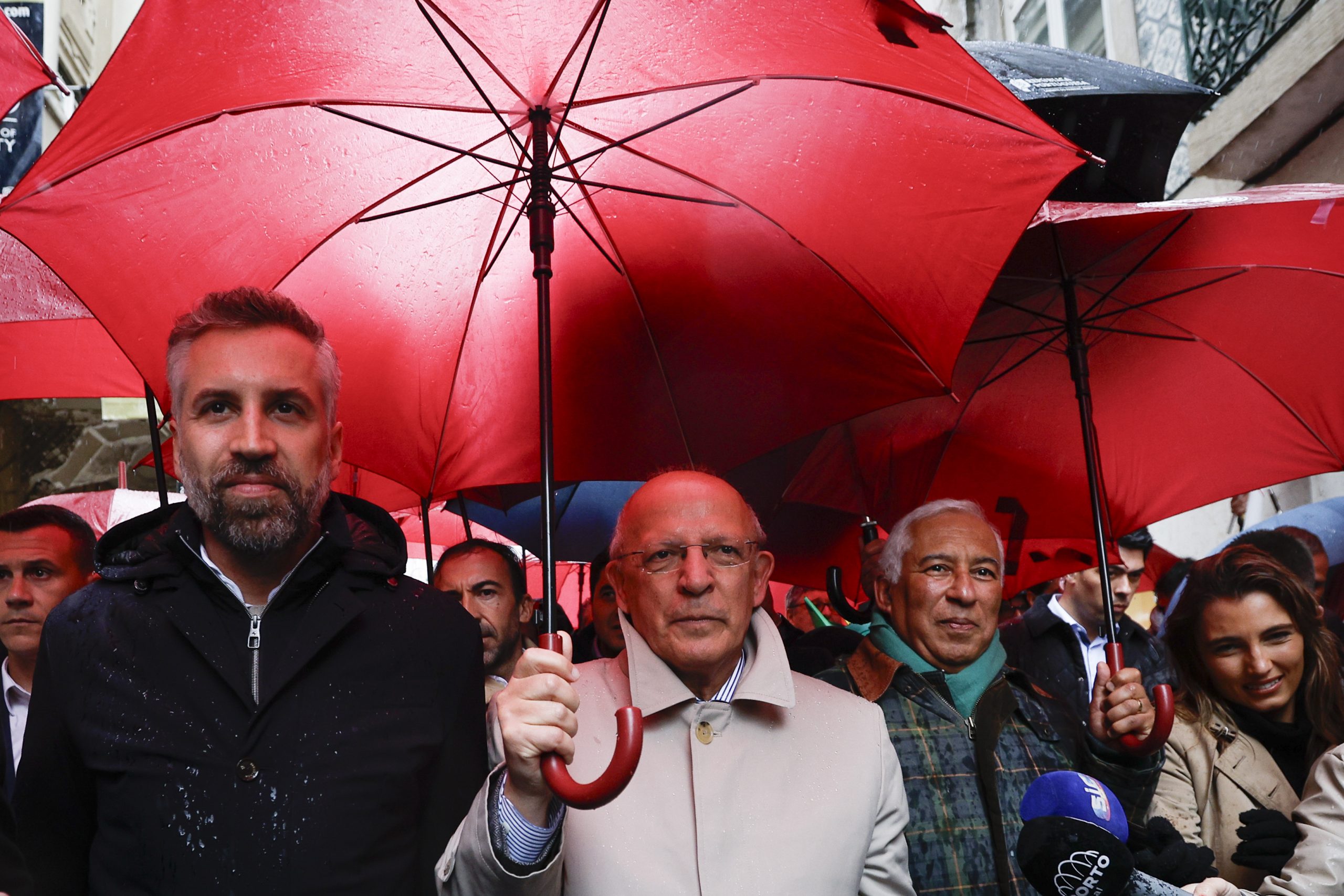 Augusto Santos Silva apelou ao voto e disse que chuva é amiga