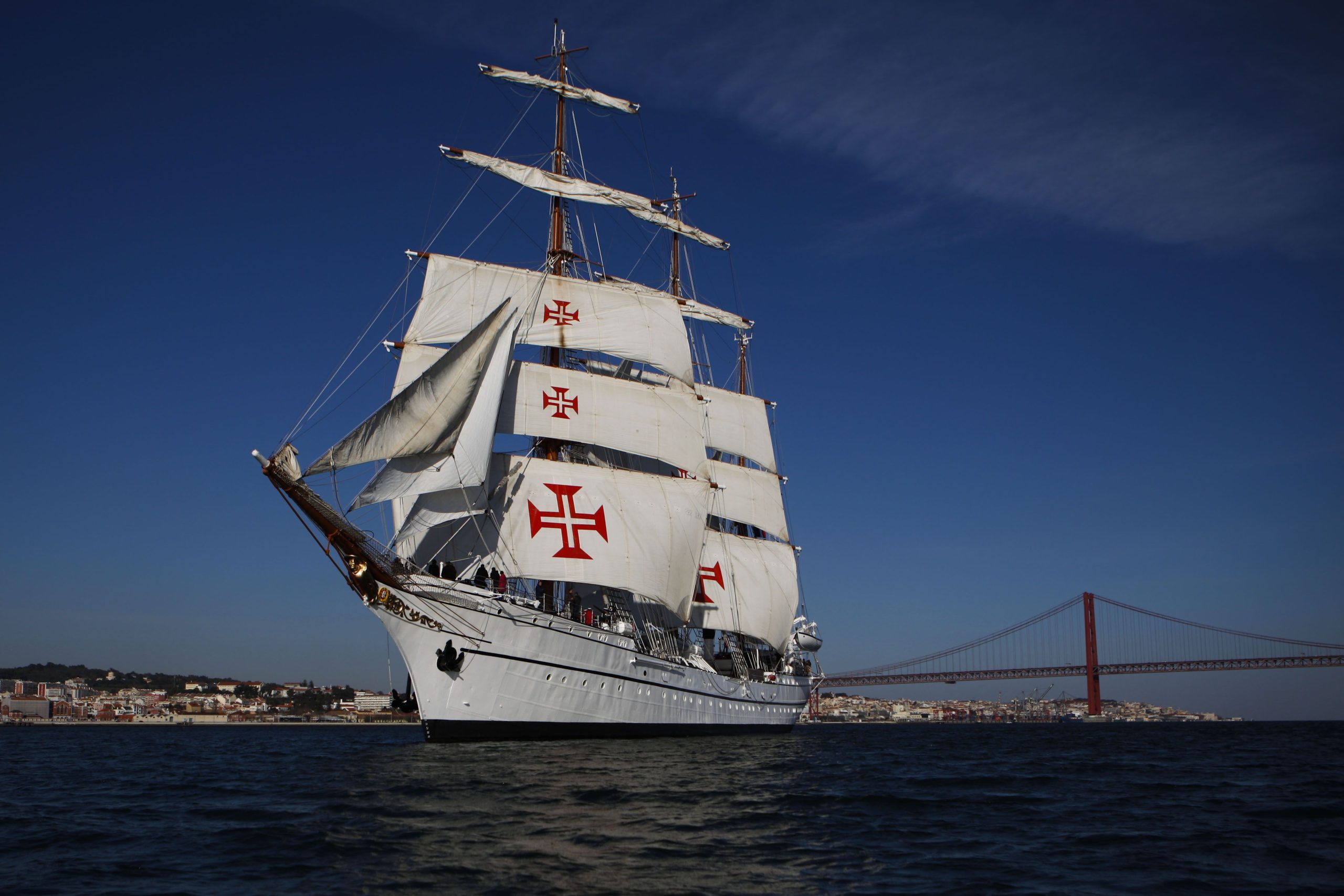 “Marinheiros da Esperança”: Crianças internadas vão viajar no Navio Escola Sagres depois de terem desenhado o mar