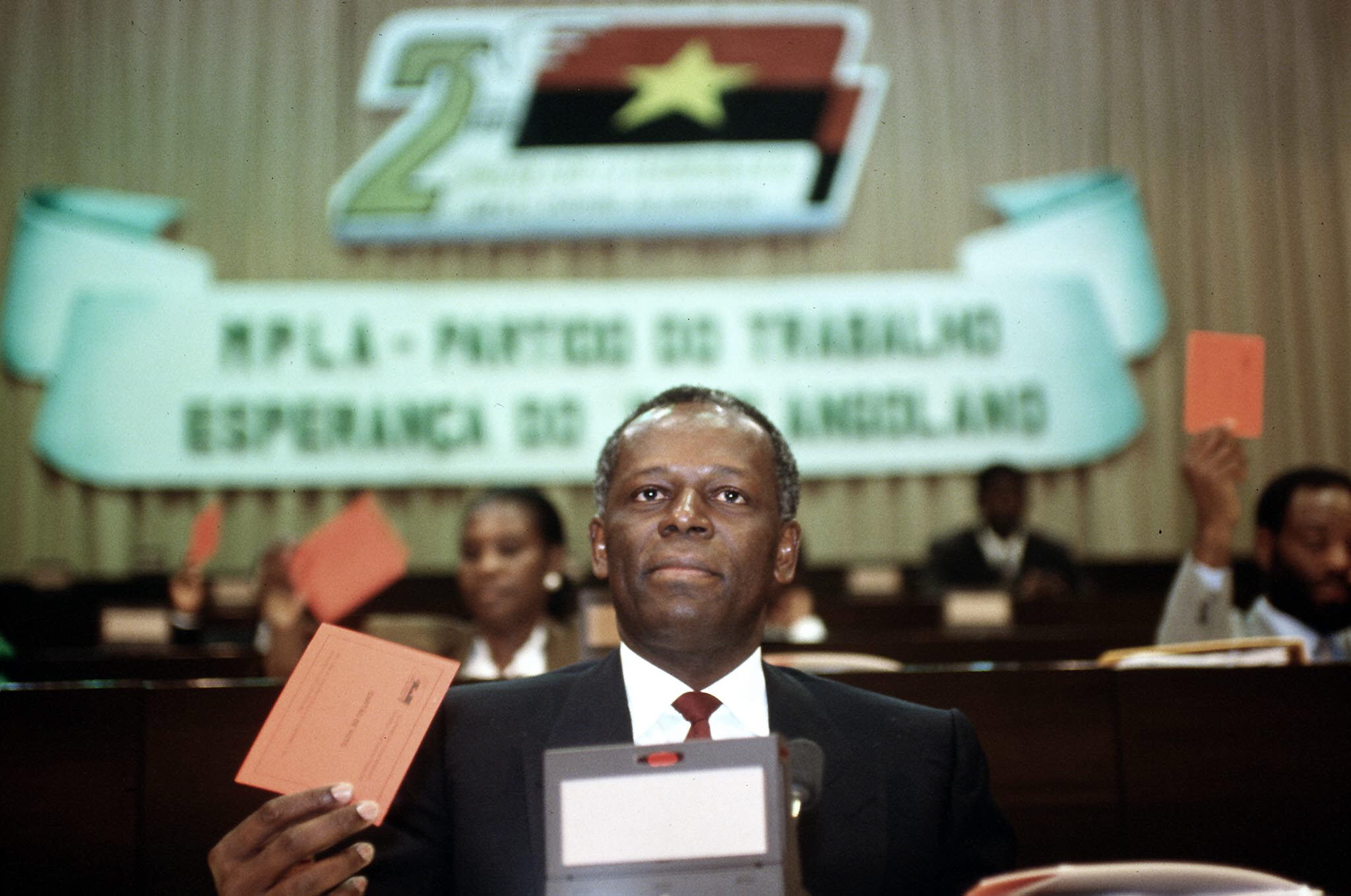 Angola: José Eduardo dos Santos nomeado para o Conselho da República