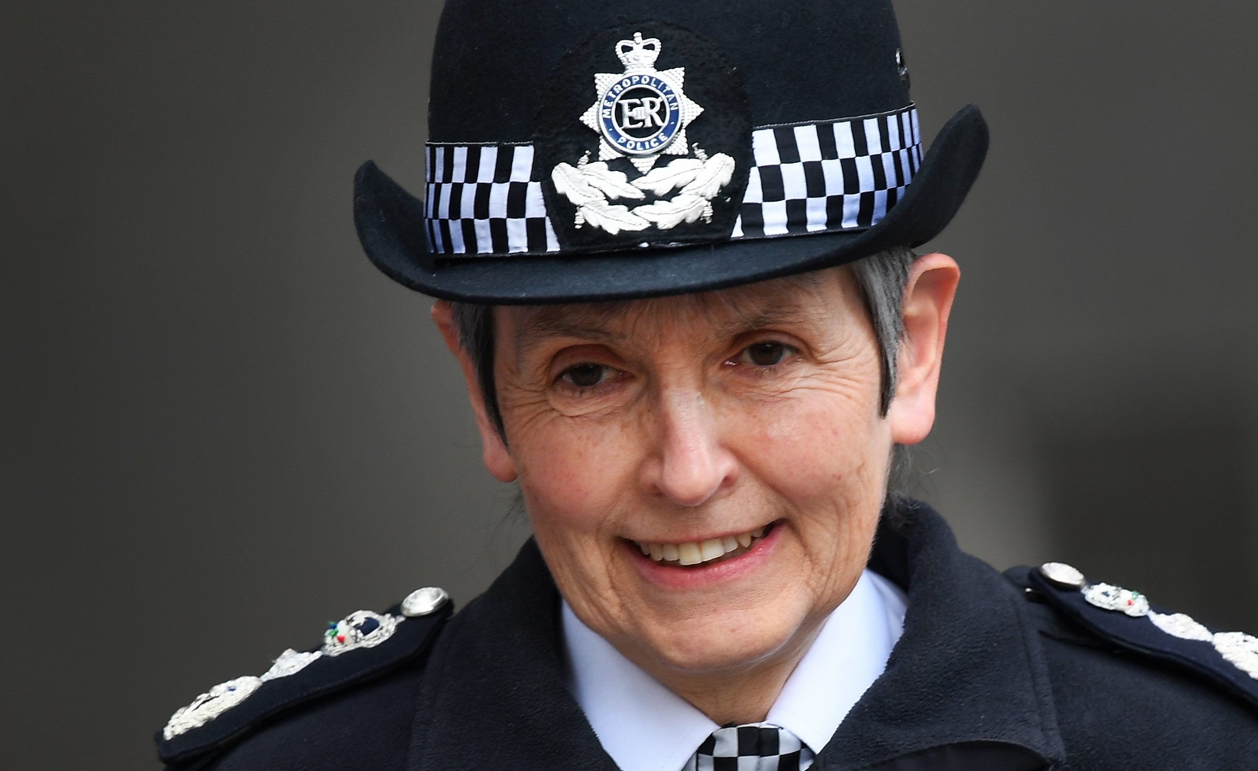 Chefe da polícia de Londres demite-se após casos de misoginia e discriminação