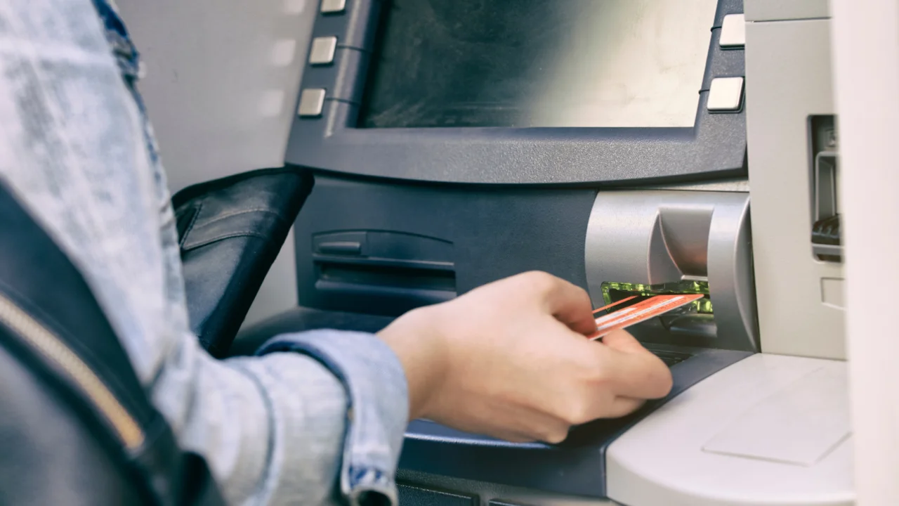Transferências bancárias ‘normais’ feitas desde 24 de dezembro só chegam às contas na segunda-feira