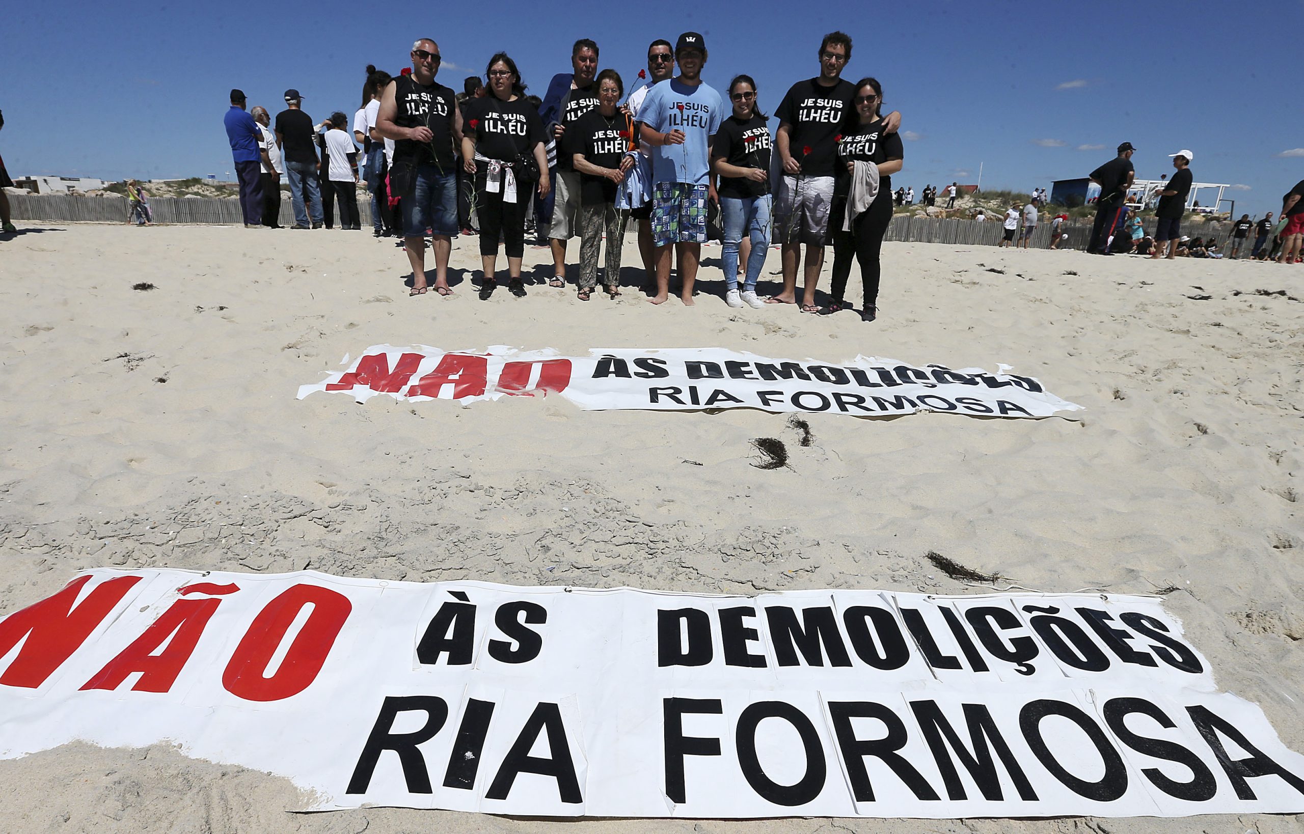 Ilha do Farol. Dezenas de moradores protestam contra demolição de habitações