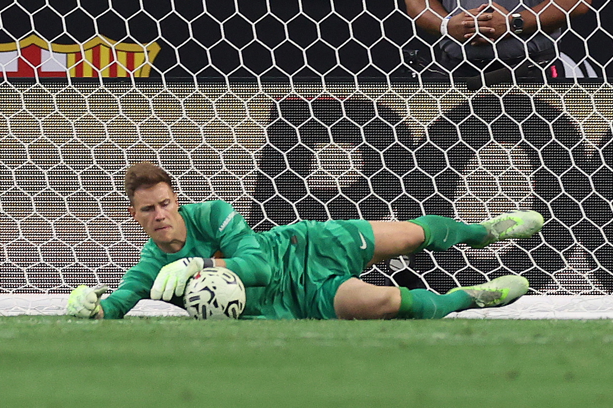 Ter Stegen operado com êxito para debelar problemas lombares