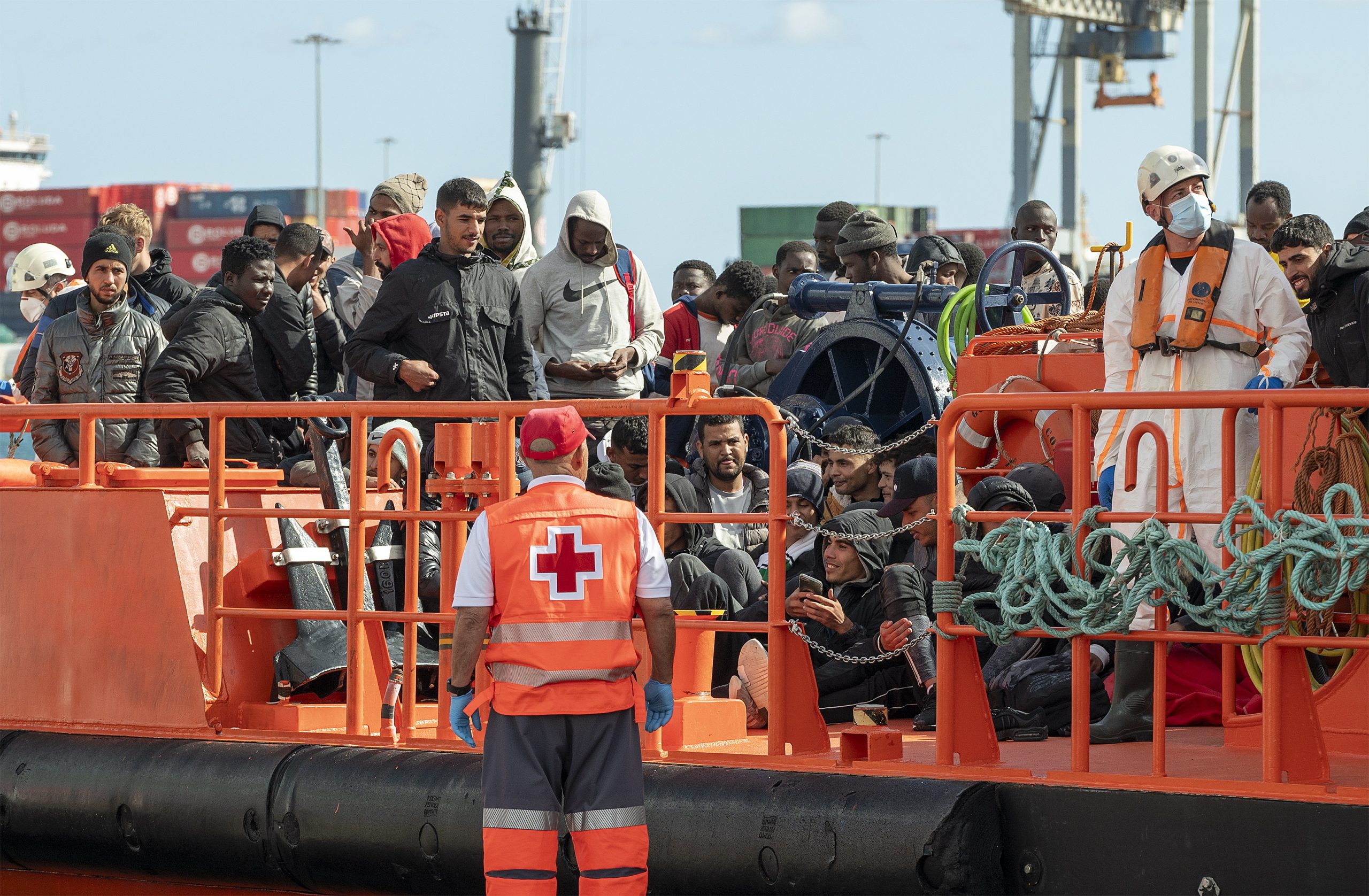 Mais de 600 migrantes desembarcaram nas Ilhas Canárias desde sábado, três morreram