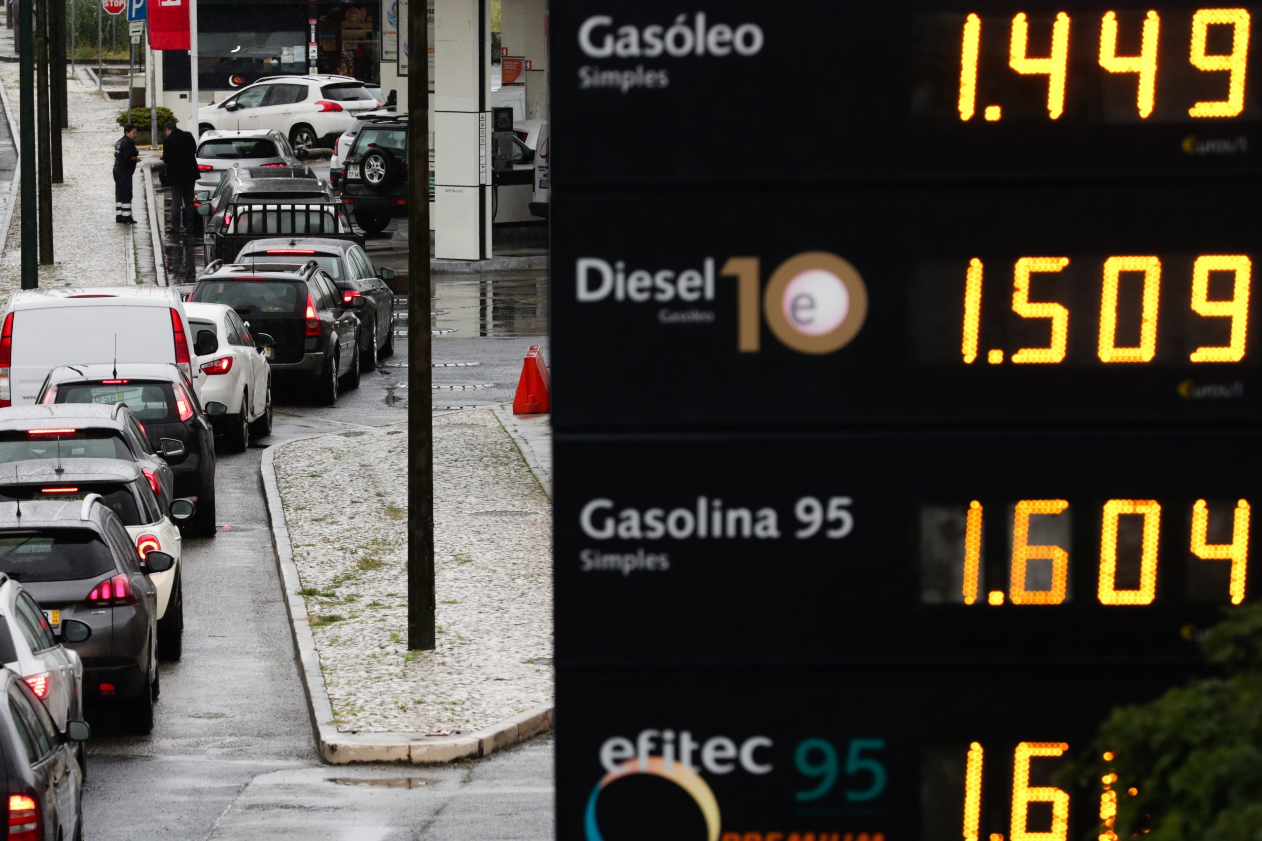 Combustíveis: Abastecimento nos postos prioritários limitado a 15 litros por veículo
