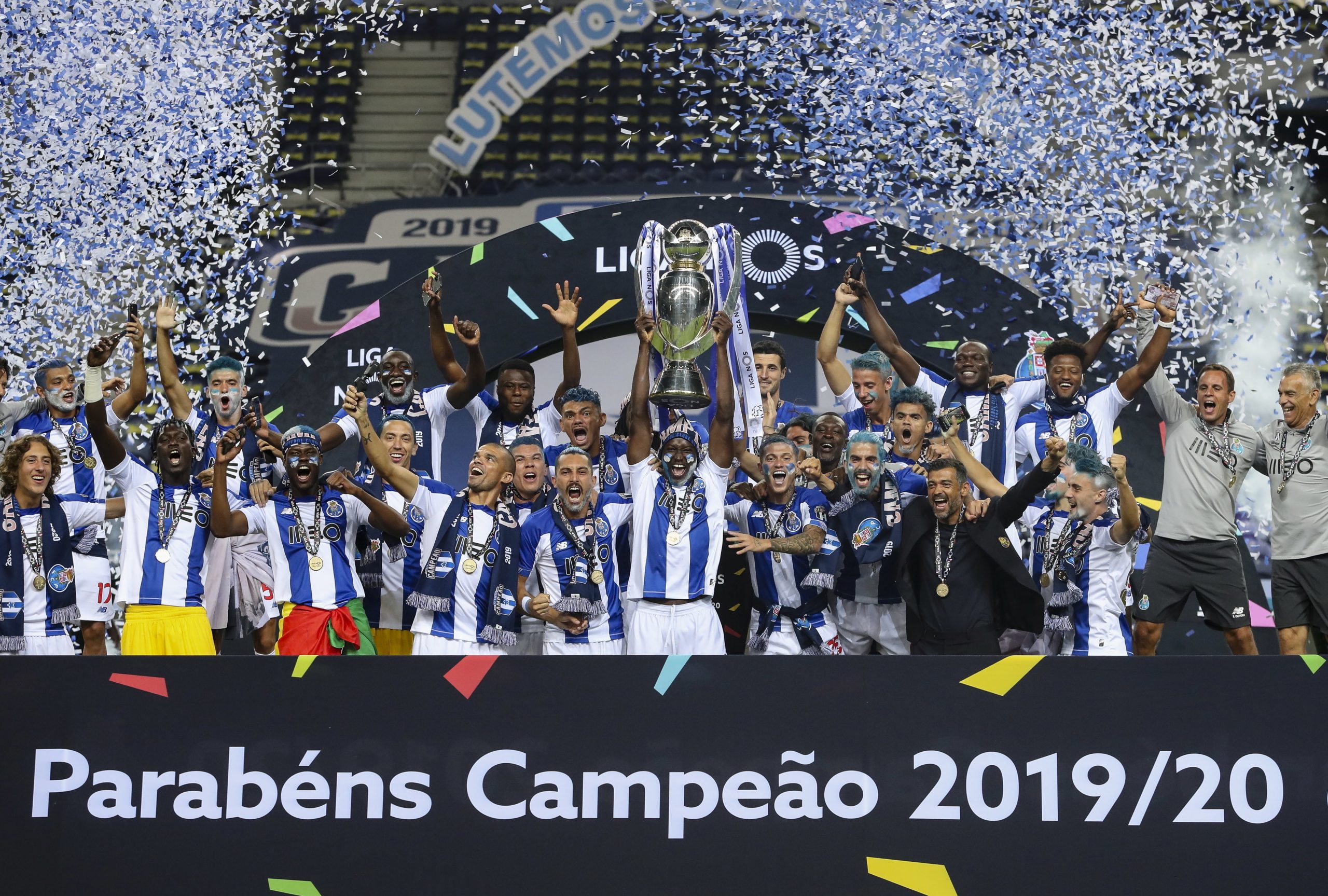 FC Porto levantou a taça de campeão nacional no final do jogo com o Moreirense