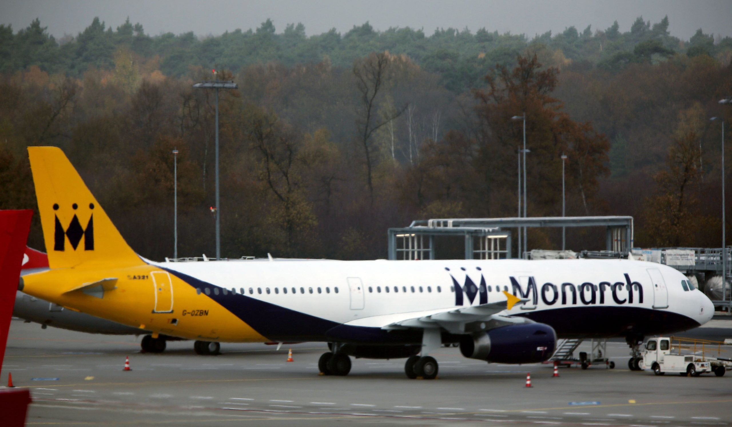 Passageiros da Monarch em Portugal regressam ao Reino Unido em voos fretados pelas autoridades