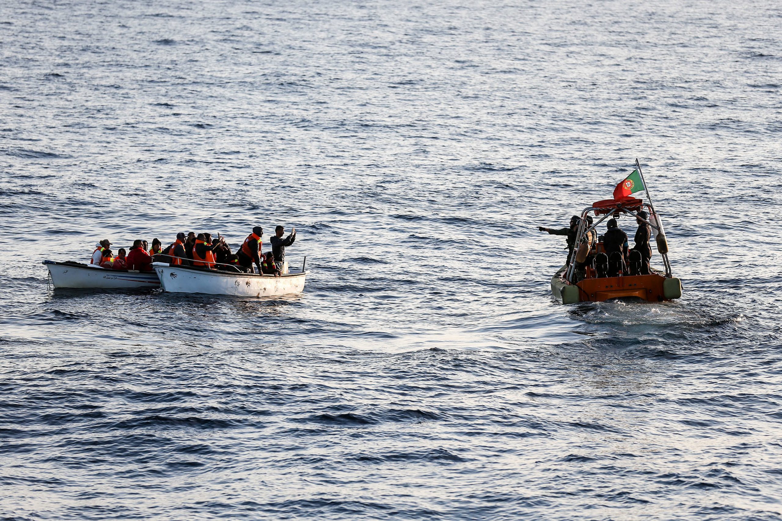 Polícia Marítima portuguesa resgata mais 36 migrantes na Grécia, entre eles 15 crianças