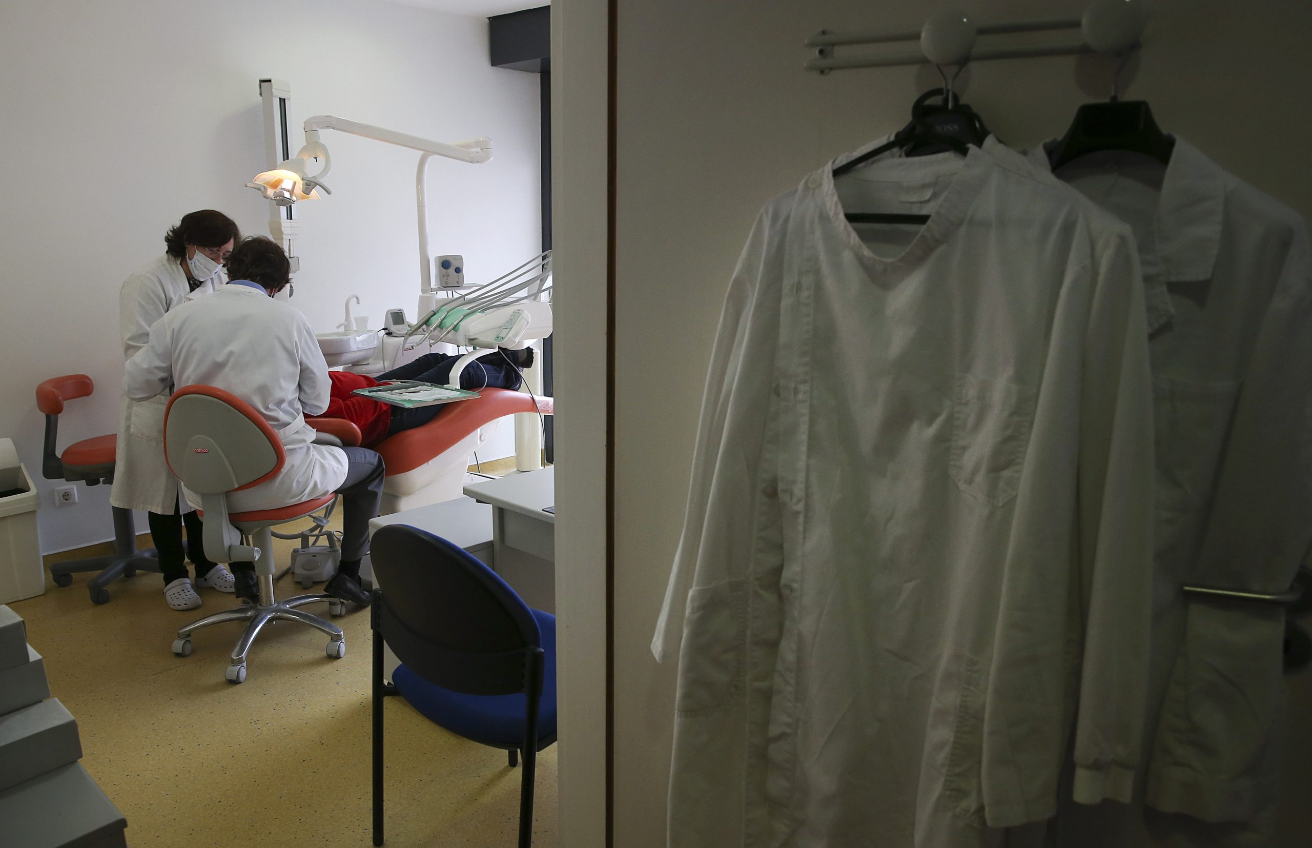 Covid-19: Ordem alerta para falta de orientações para vacinar dentistas