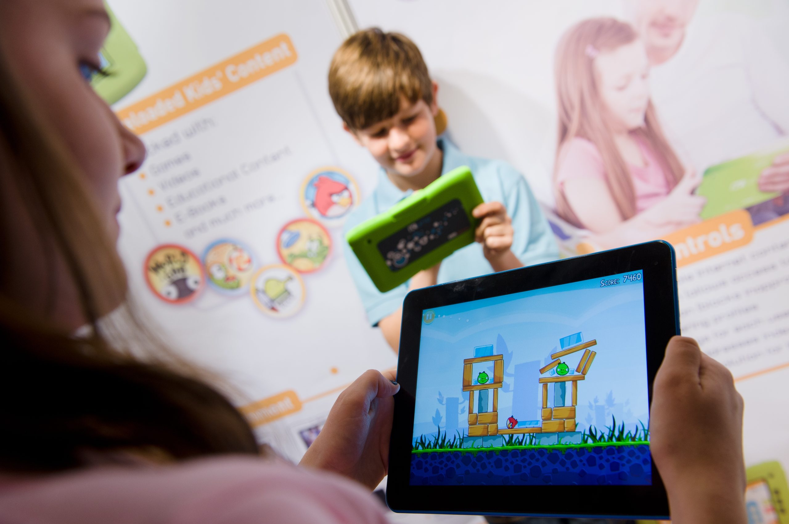 Pediatras abrem guerra aos tablets e telemóveis à mesa