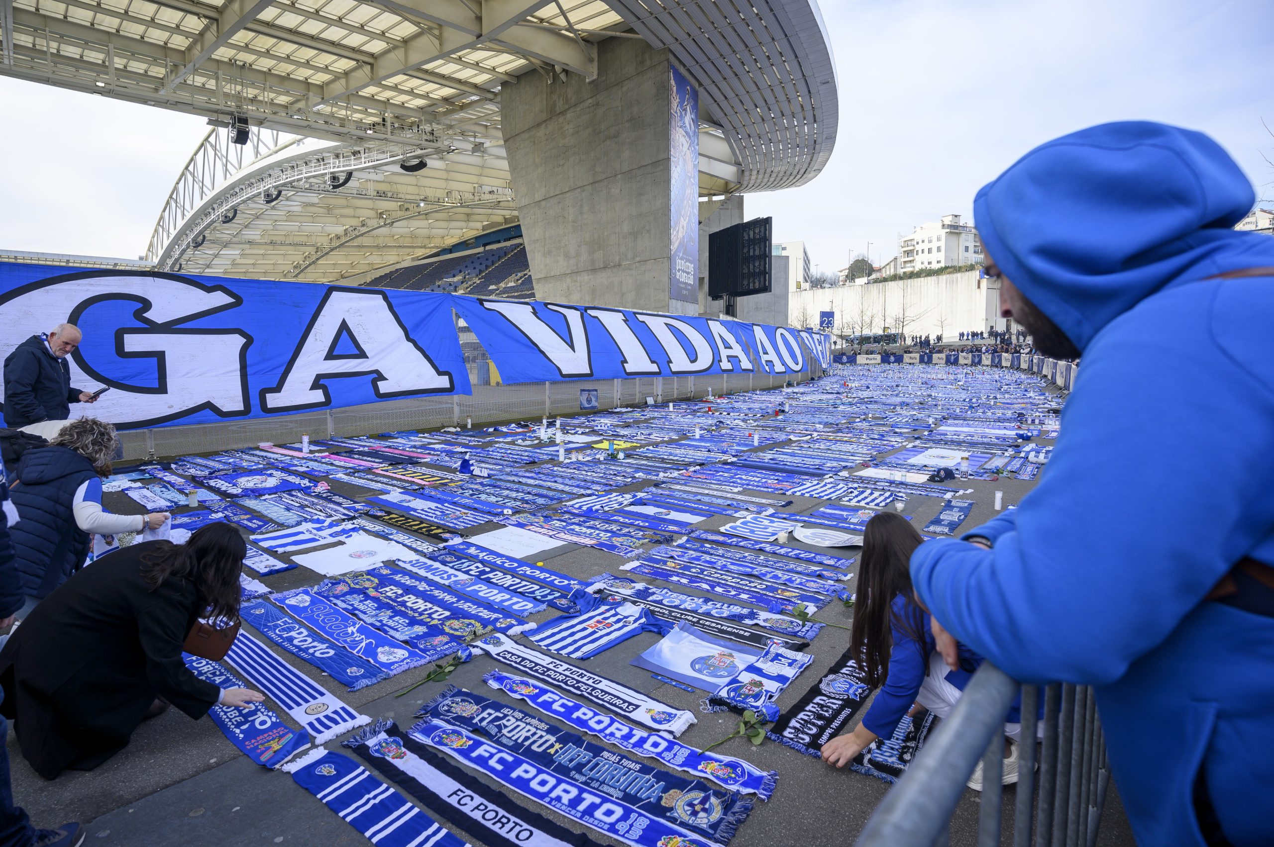 Objetos deixados no Dragão em homenagem a Pinto da Costa vão ser recolhidos. FCP vai criar memorial permanente