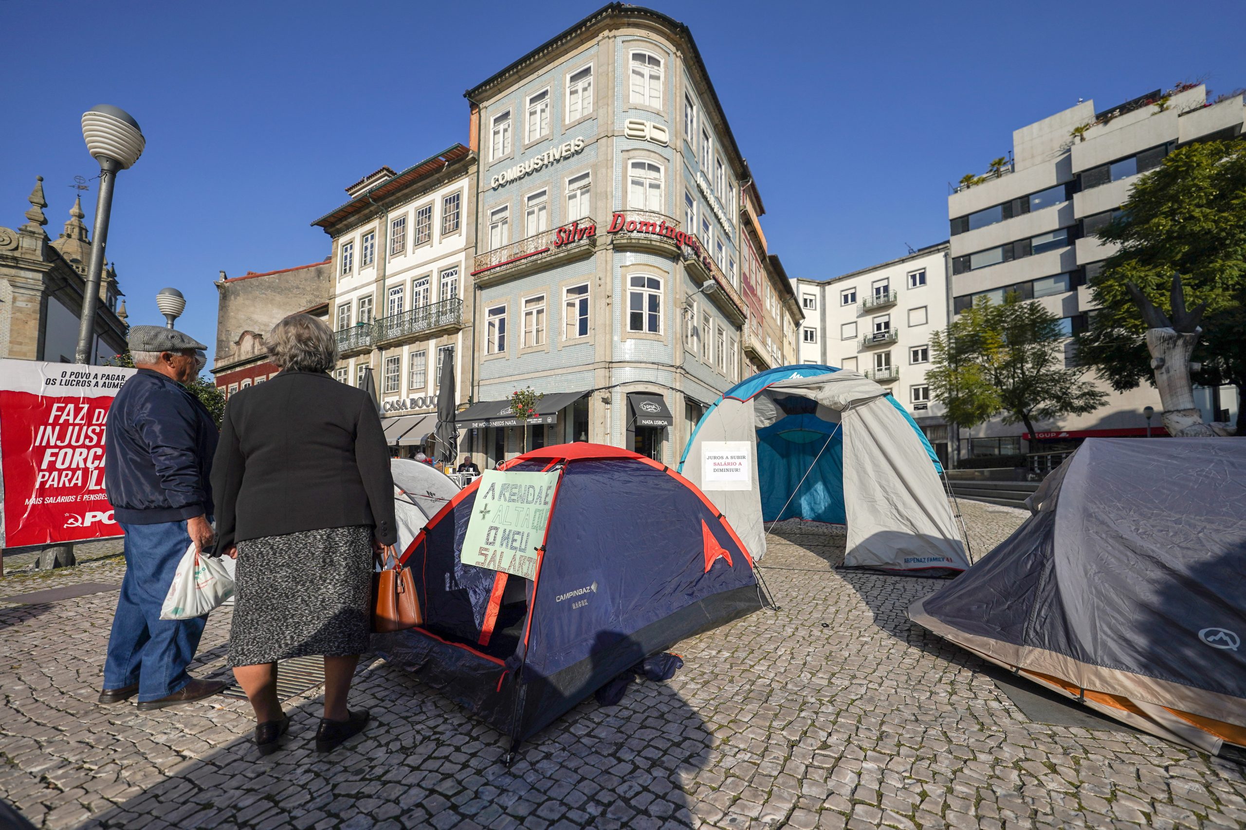 Movimento “acampa” em frente ao Banco de Portugal em Braga para exigir habitação acessível