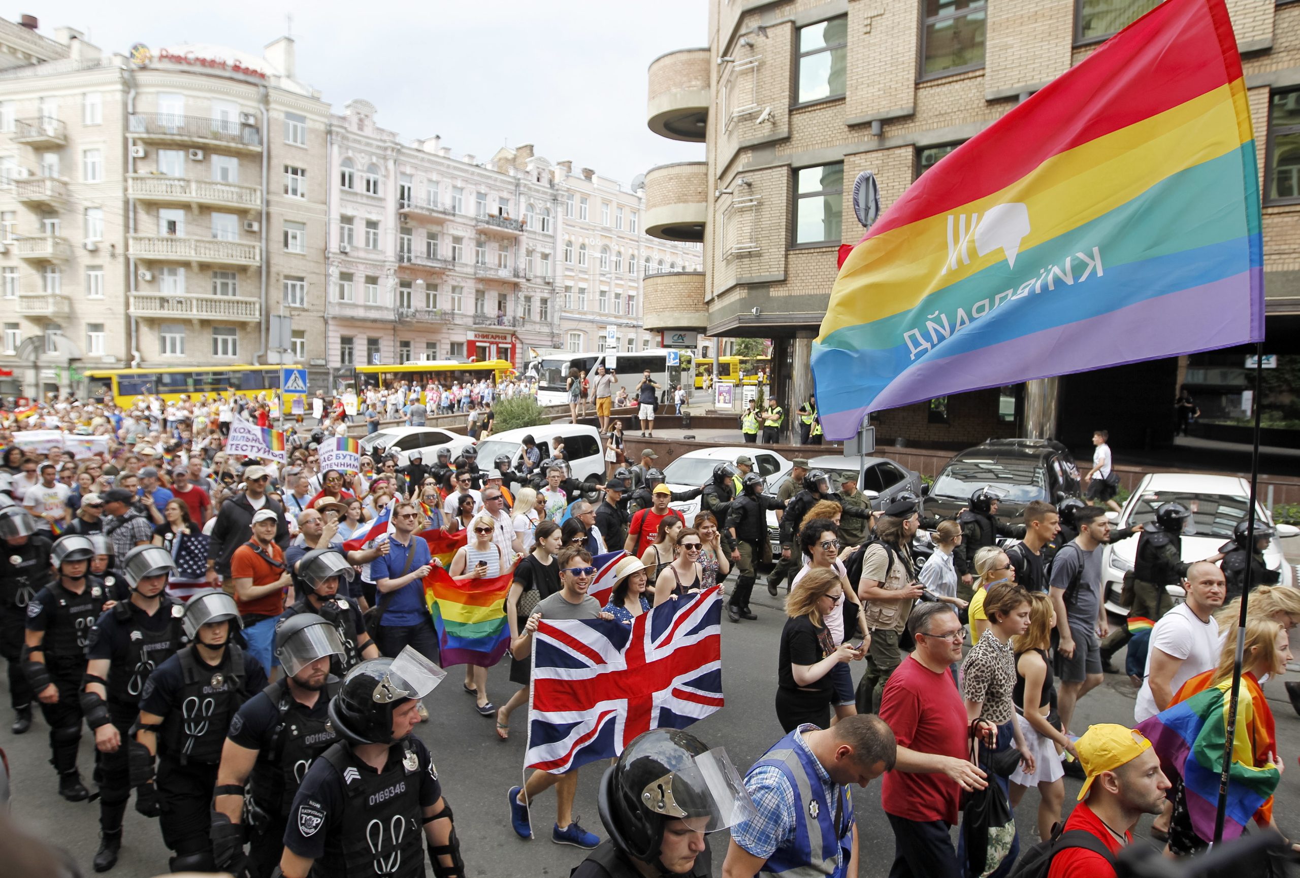 Manifestação gay reúne milhares de pessoas em Kiev