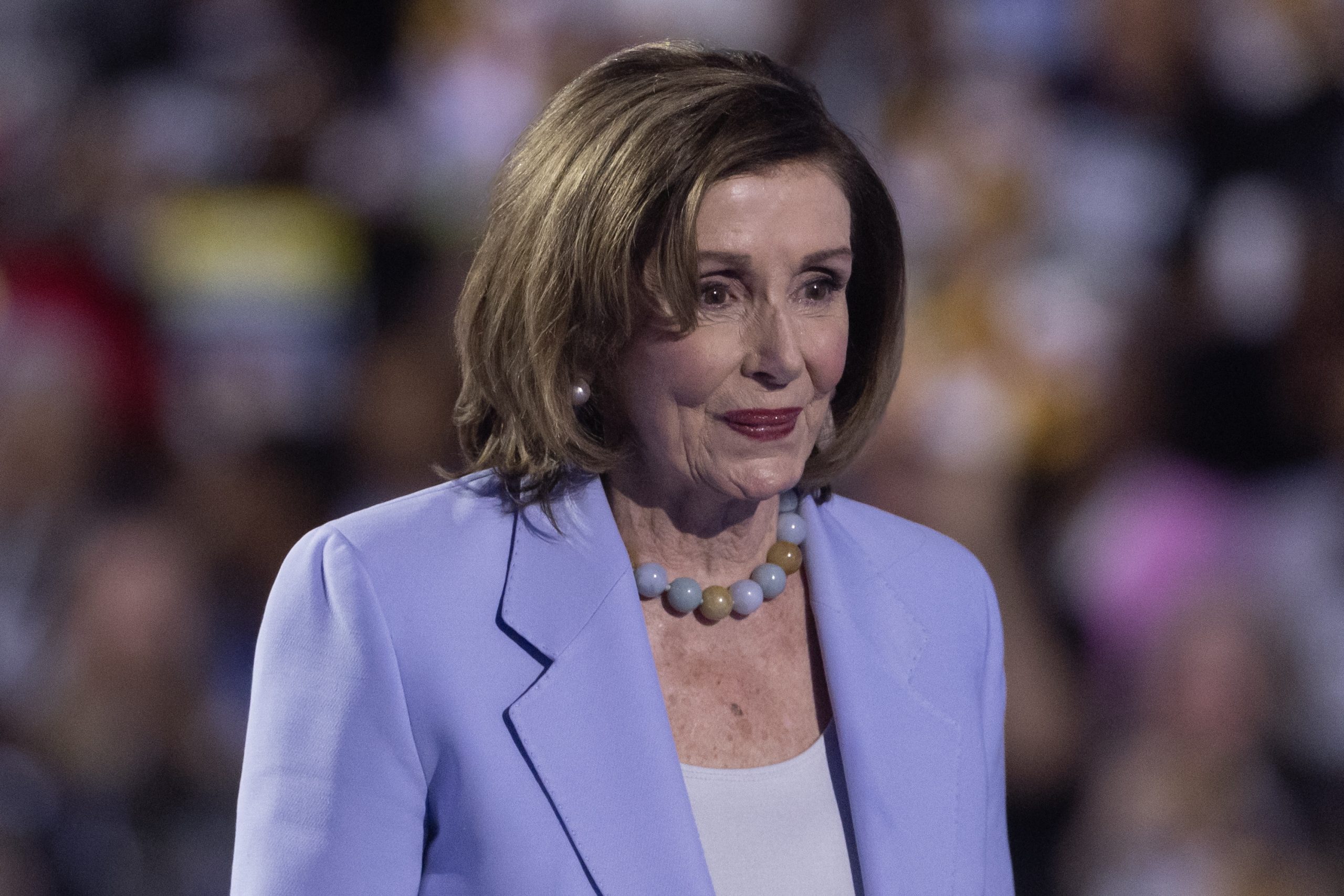 Nancy Pelosi substitui anca após queda na cerimónia do 80º aniversário da Batalha das Ardenas