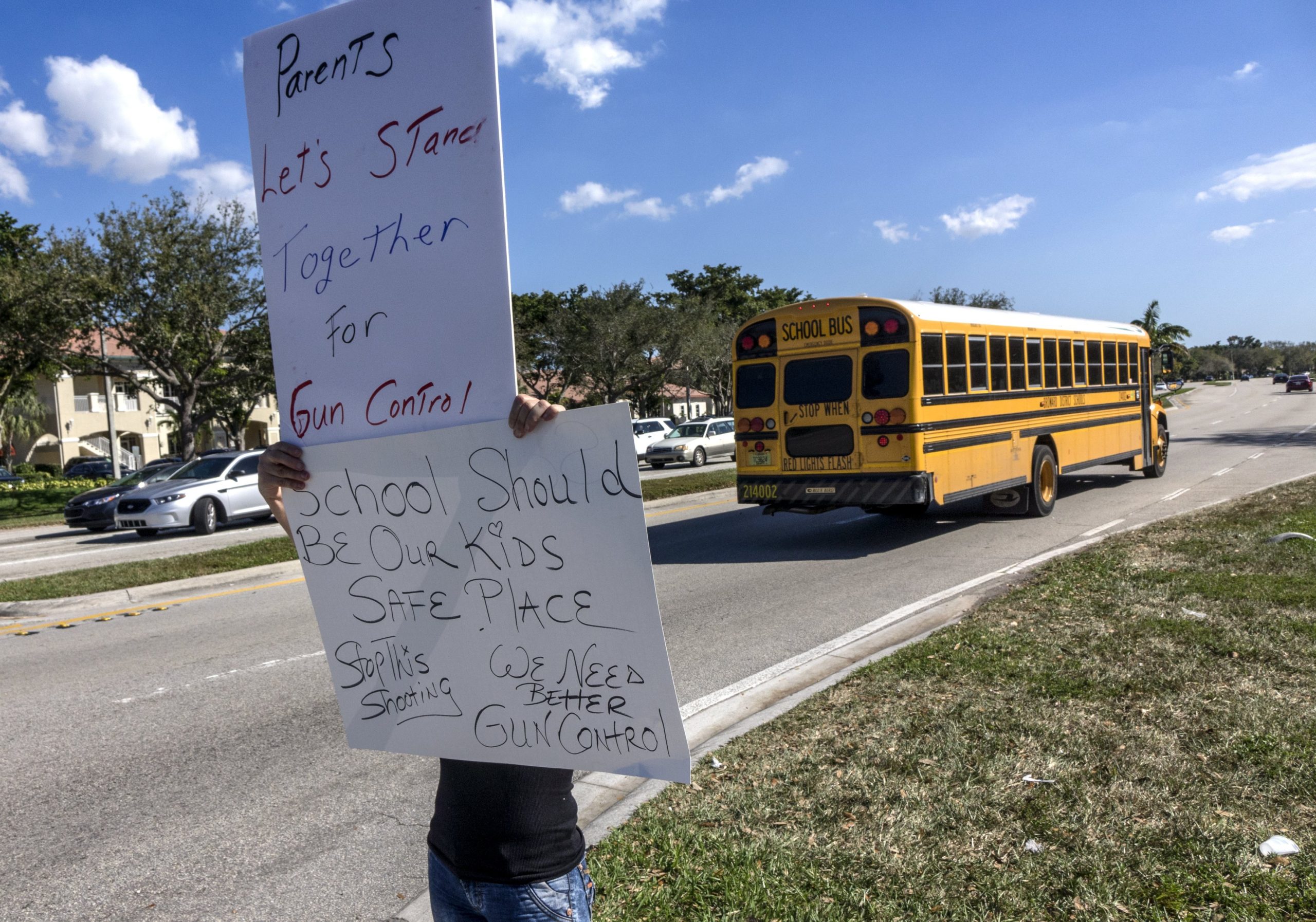 EUA. Congresso da Florida aprova lei que limita acesso a armas e prevê armar professores