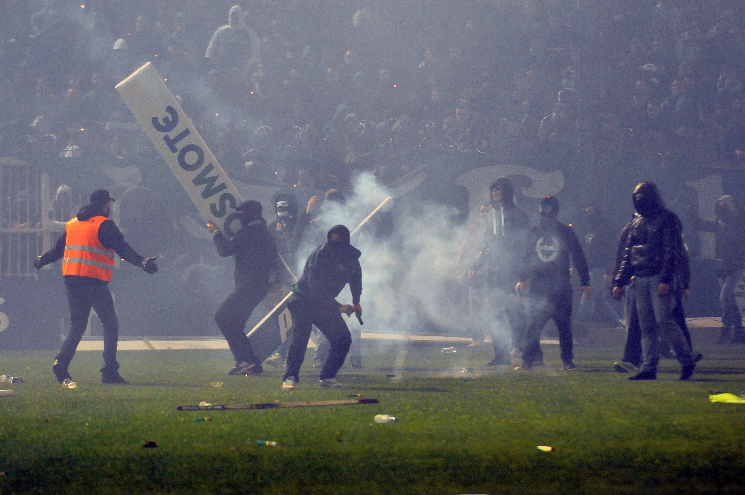 Jogos de futebol na Grécia do fim de semana adiados devido a casos de violência