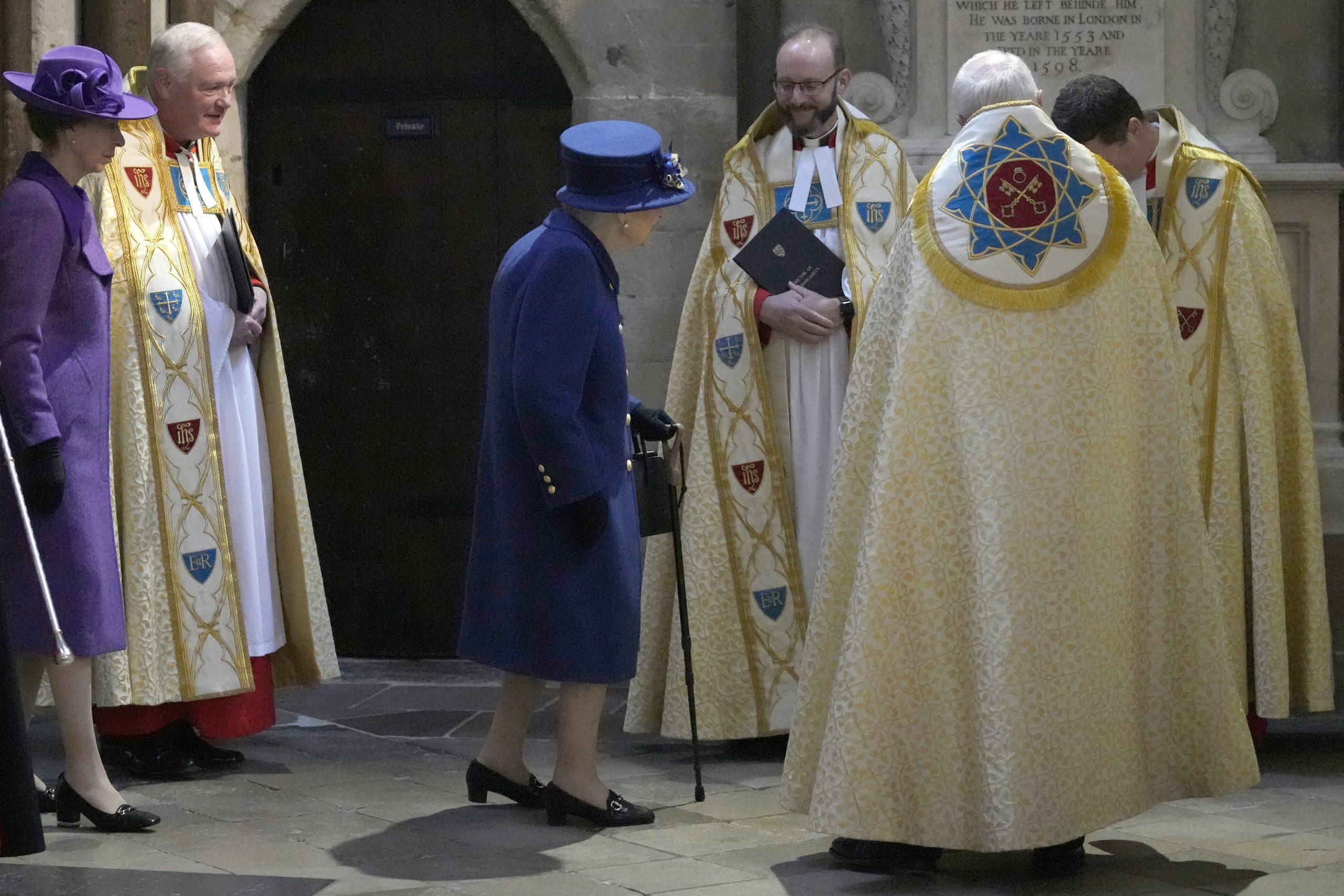 Rainha Isabel II usa pela primeira vez bengala em ato público