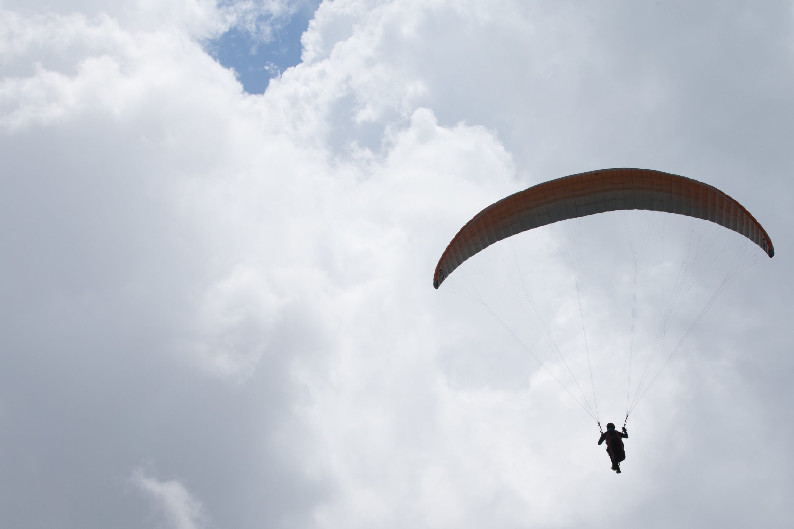 Buscas canceladas por “falta de indícios” de desaparecimento de praticante de parapente