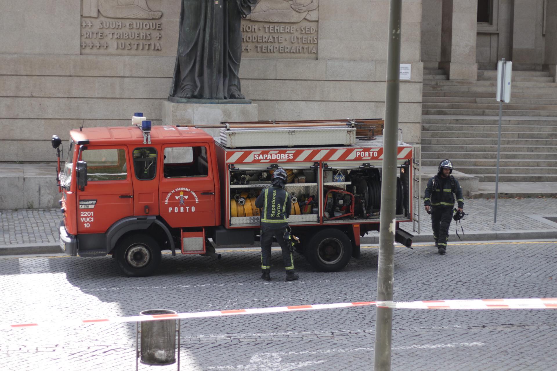 “Houve mais fumo do que fogo”. Incêndio que deflagrou na cobertura do Palácio da Justiça do Porto não causou danos graves
