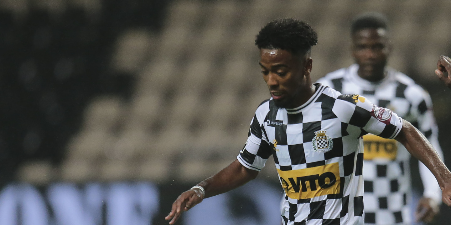 Angel Gomes, ex-jogador do Boavista, colapsa em campo após choque violento
