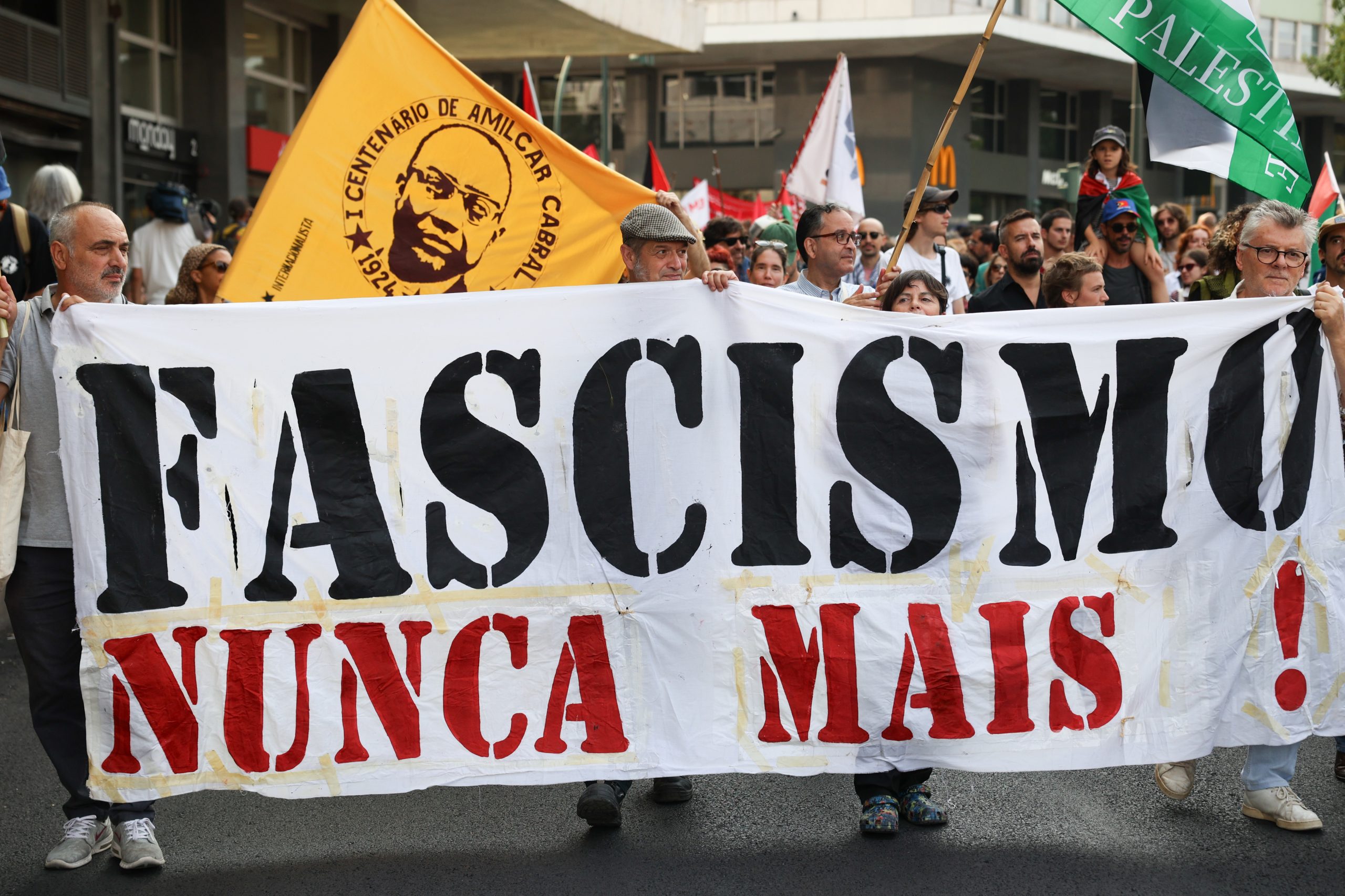 A avenida que celebra Abril encheu-se de bandeiras de várias causas para celebrar Cabral