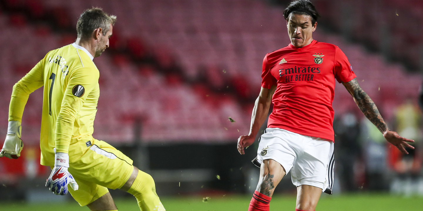 Benfica recupera com 10 e bate recorde com 24.º jogo sem perder em casa