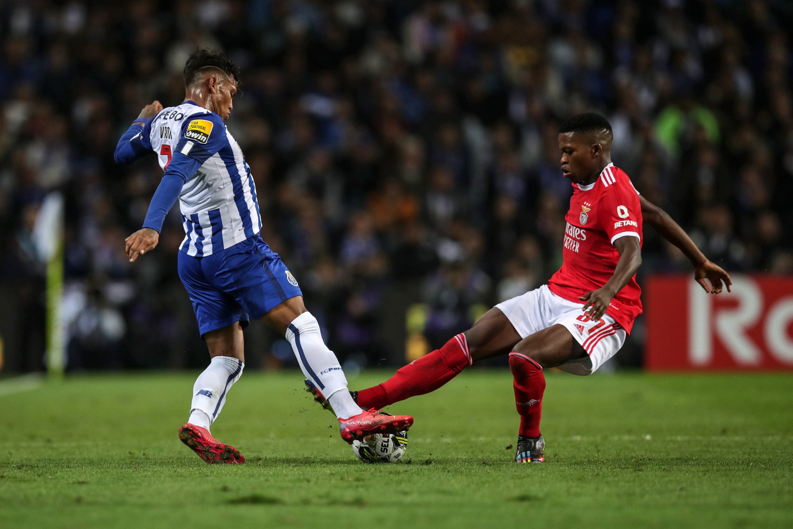 Benfica e FC Porto na abertura da jornada em jogo com ‘vista’ para o título