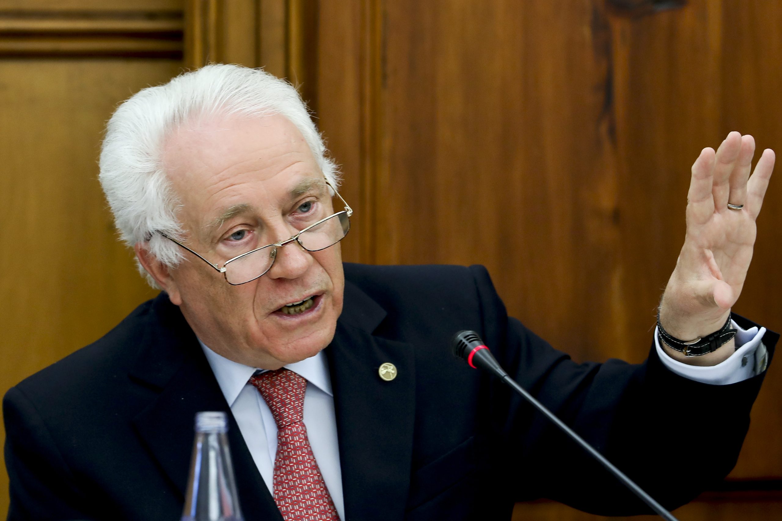 Governador do Banco de Portugal considera que tem condições para continuar no cargo