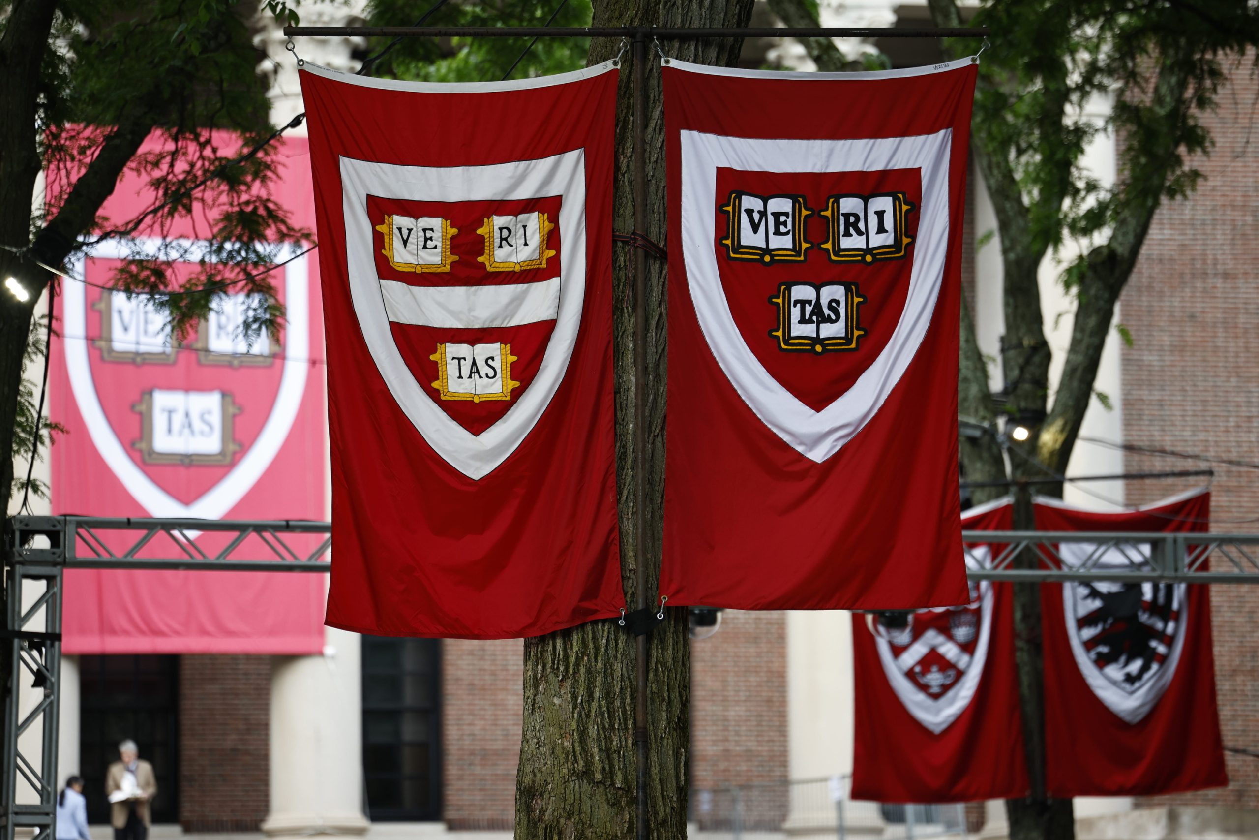 Antigo presidente de Harvard demite-se após divulgação de mensagens para Epstein