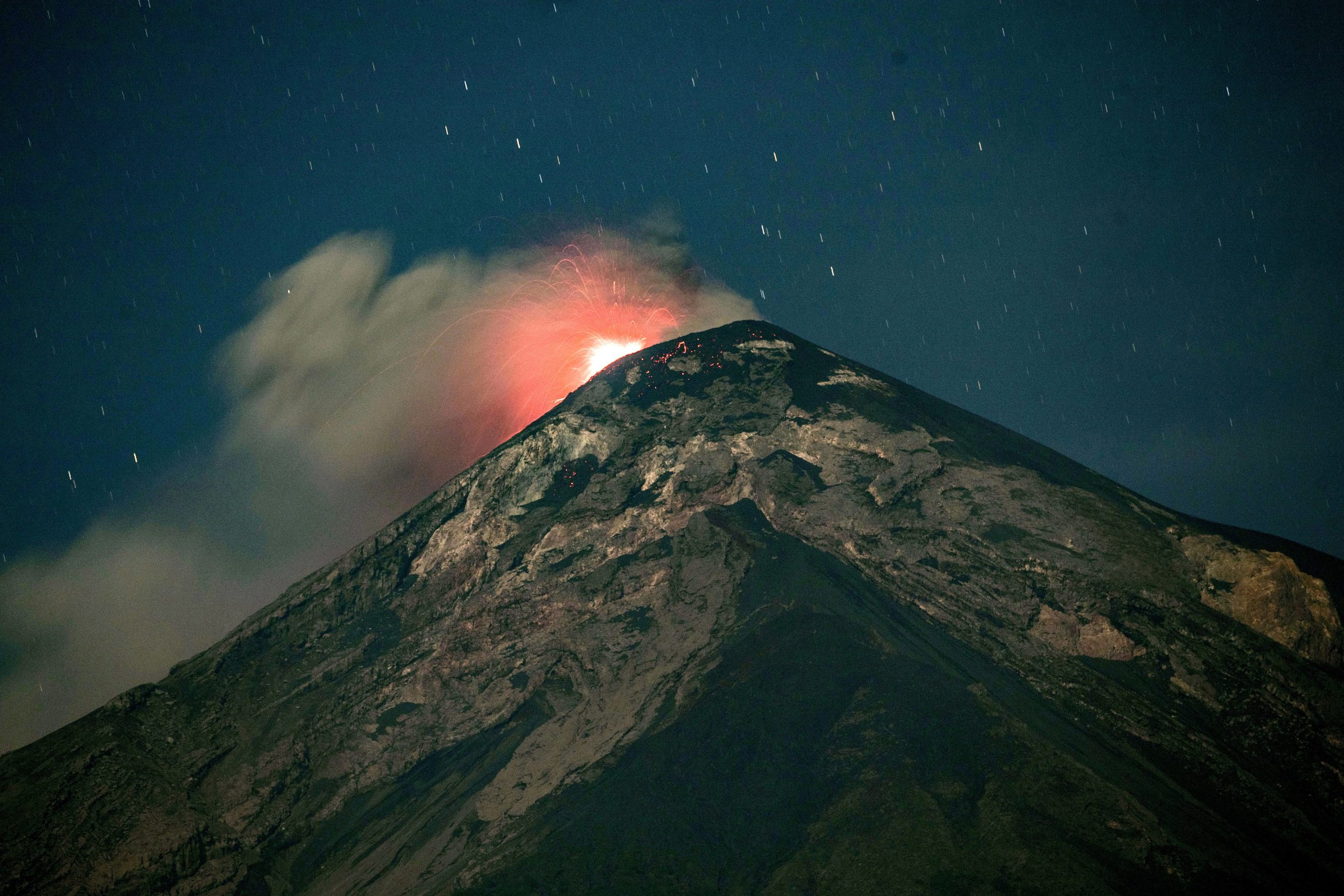 Mais de mil pessoa retiradas depois de erupção vulcânica no sul da Guatemala