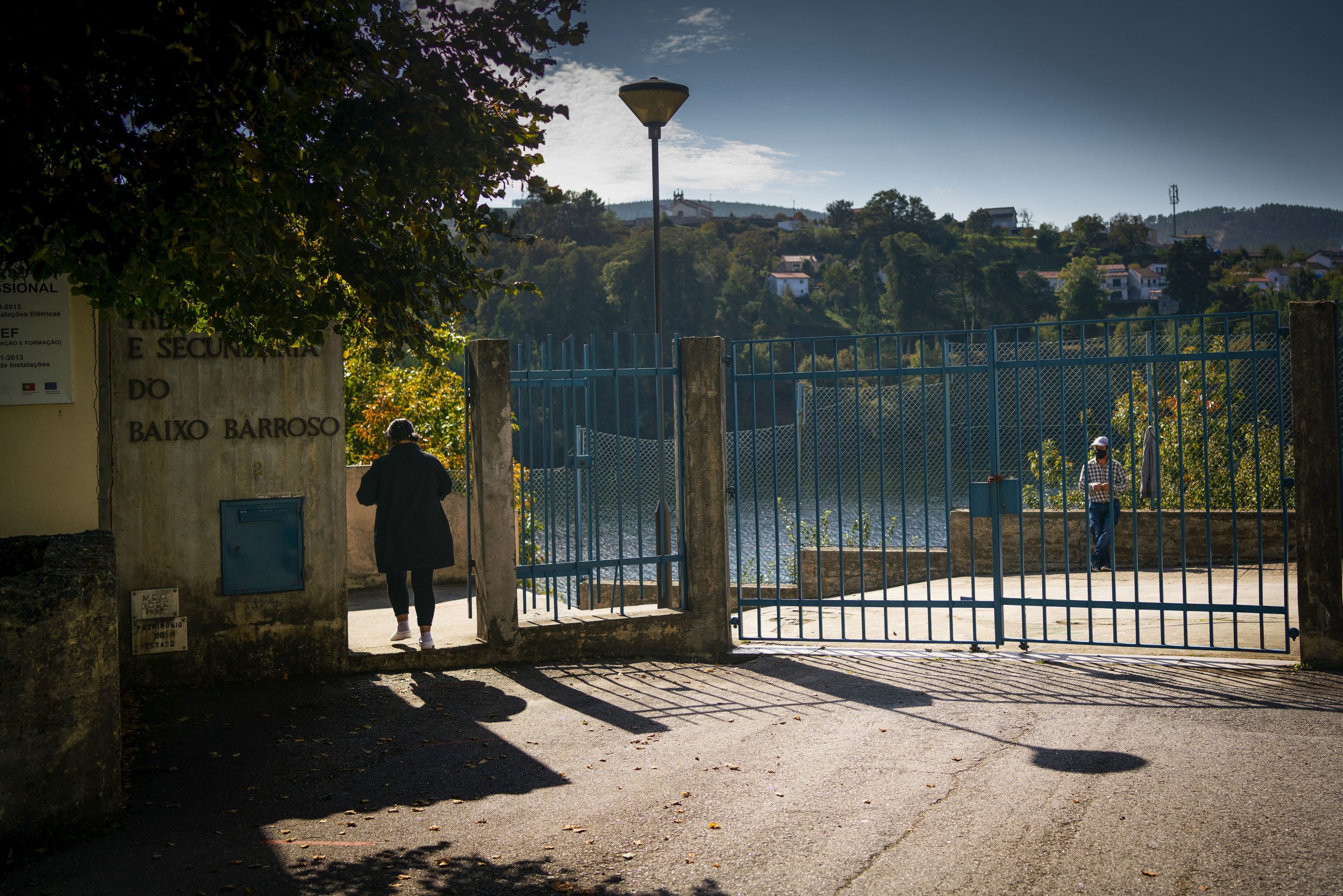 Covid-19: Receio afasta alunos da escola e clientes do comércio de Salto em Montalegre