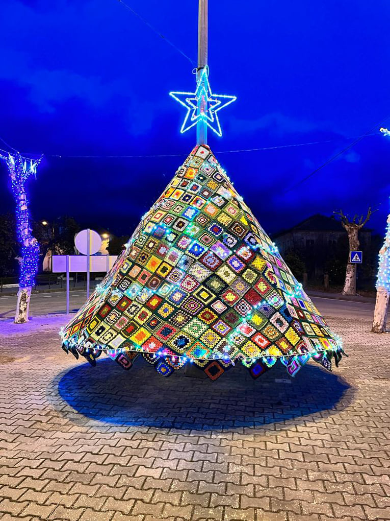 Tem 788 quadrados de crochê e foi tricotada à mão por 50 mulheres. Uma original árvore de Natal para ver em Idanha-a-Nova