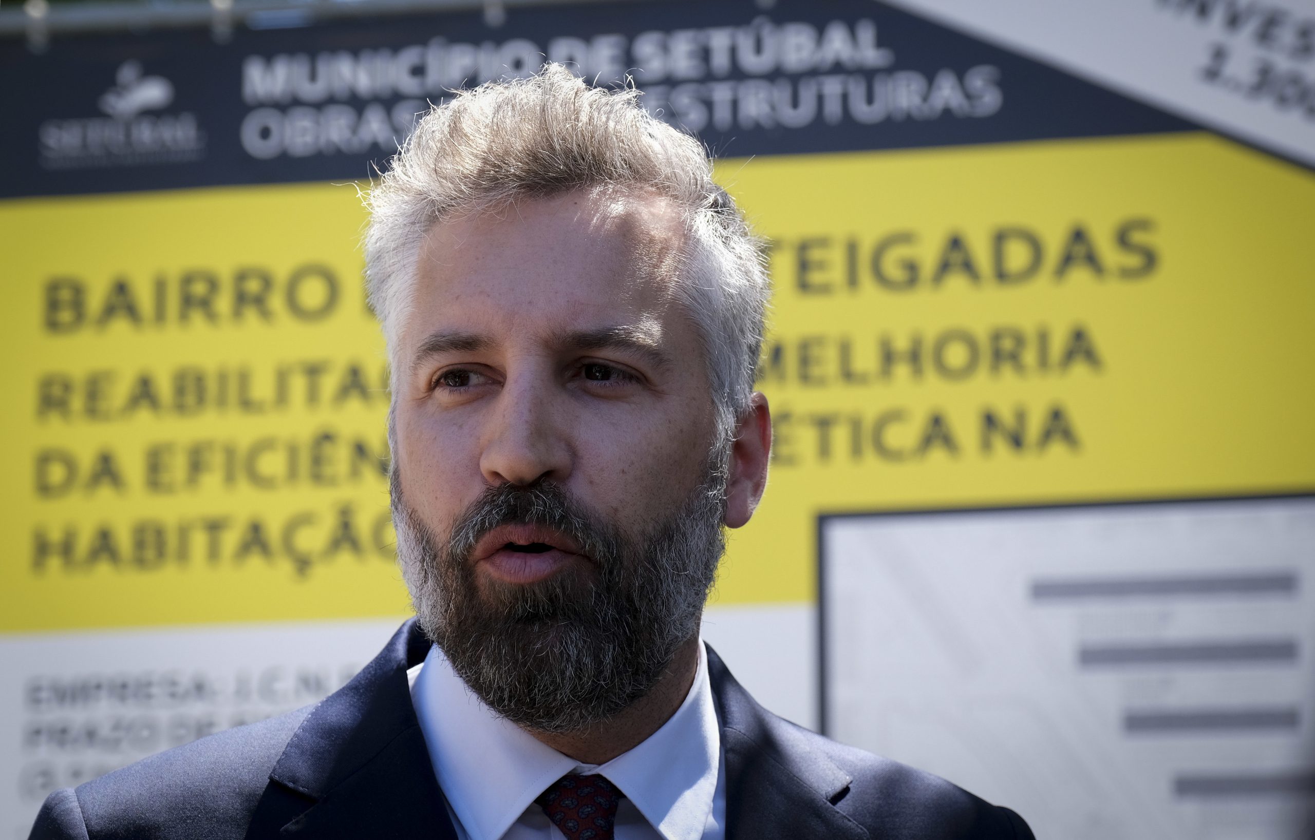Pedro Nuno Santos visita Hospital Santa Maria e recebe apoio de Álvaro Beleza para a sua candidatura